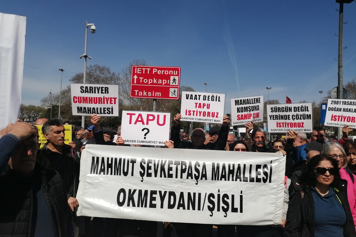 İstanbullular tapuları için İBB önünde