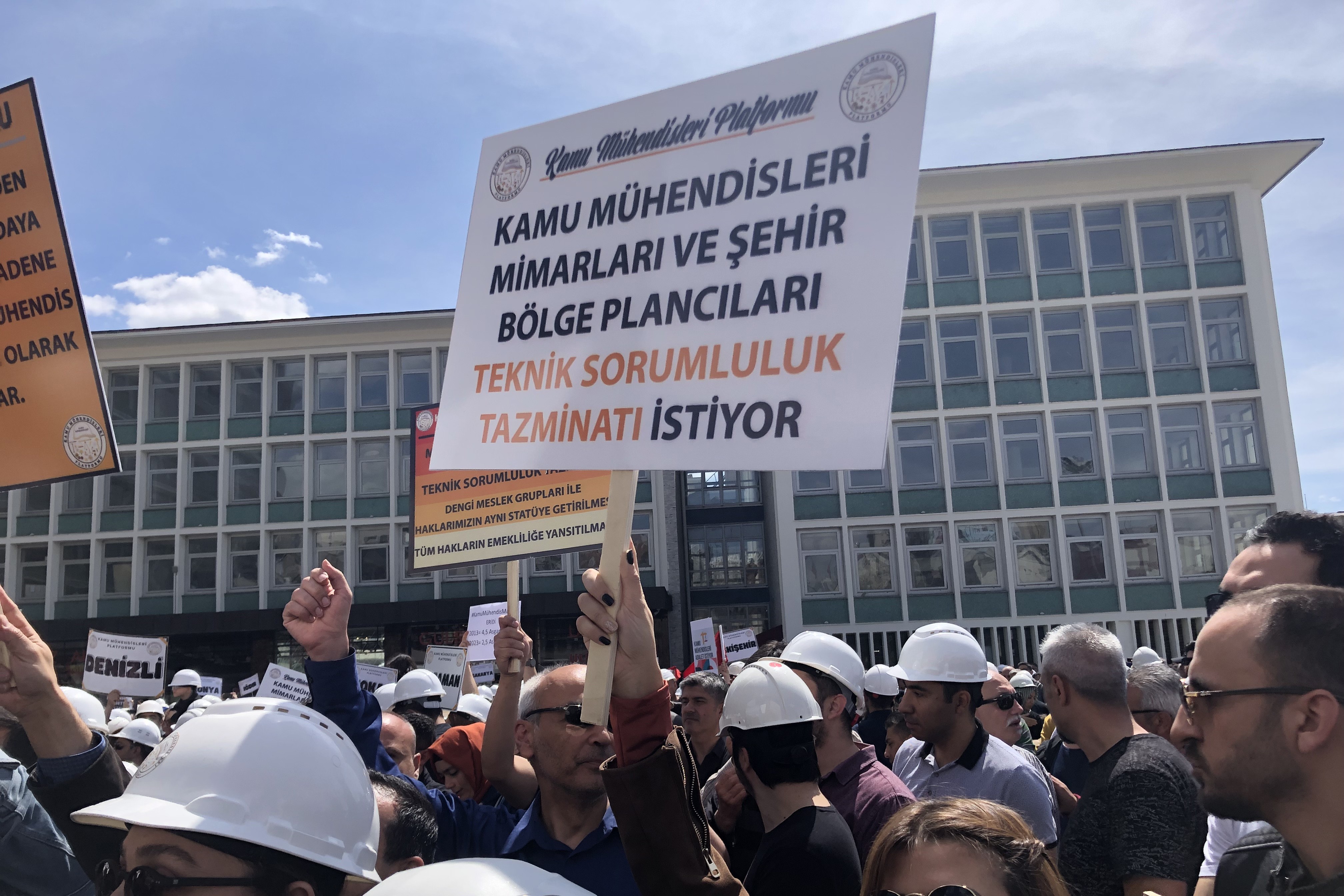 Kamu mühendisleri basın açıklamasında taşınan bir döviz