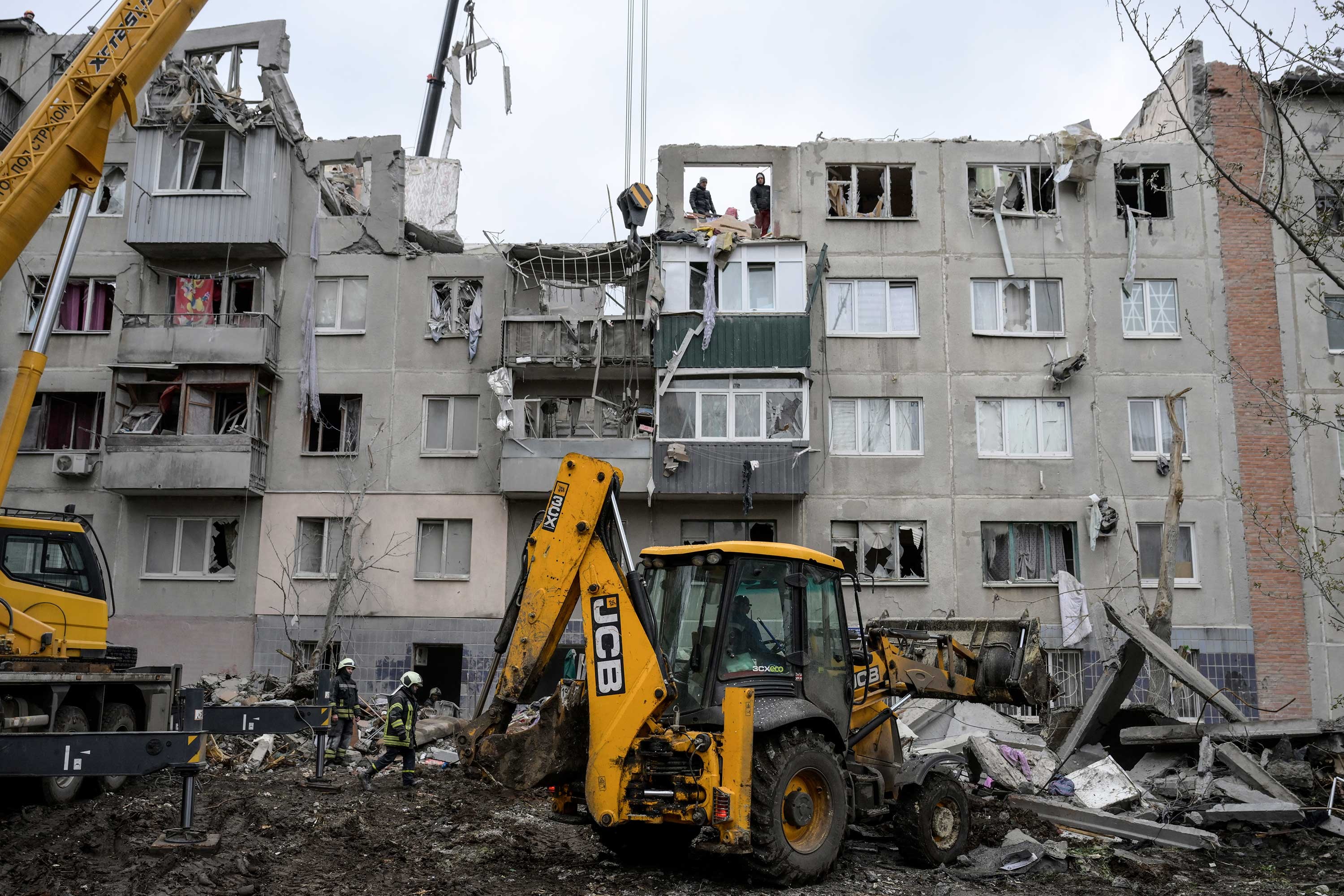 Ukrayna'nın Slovyansk şehrinde Rus ordusu tarafından vurulan bina