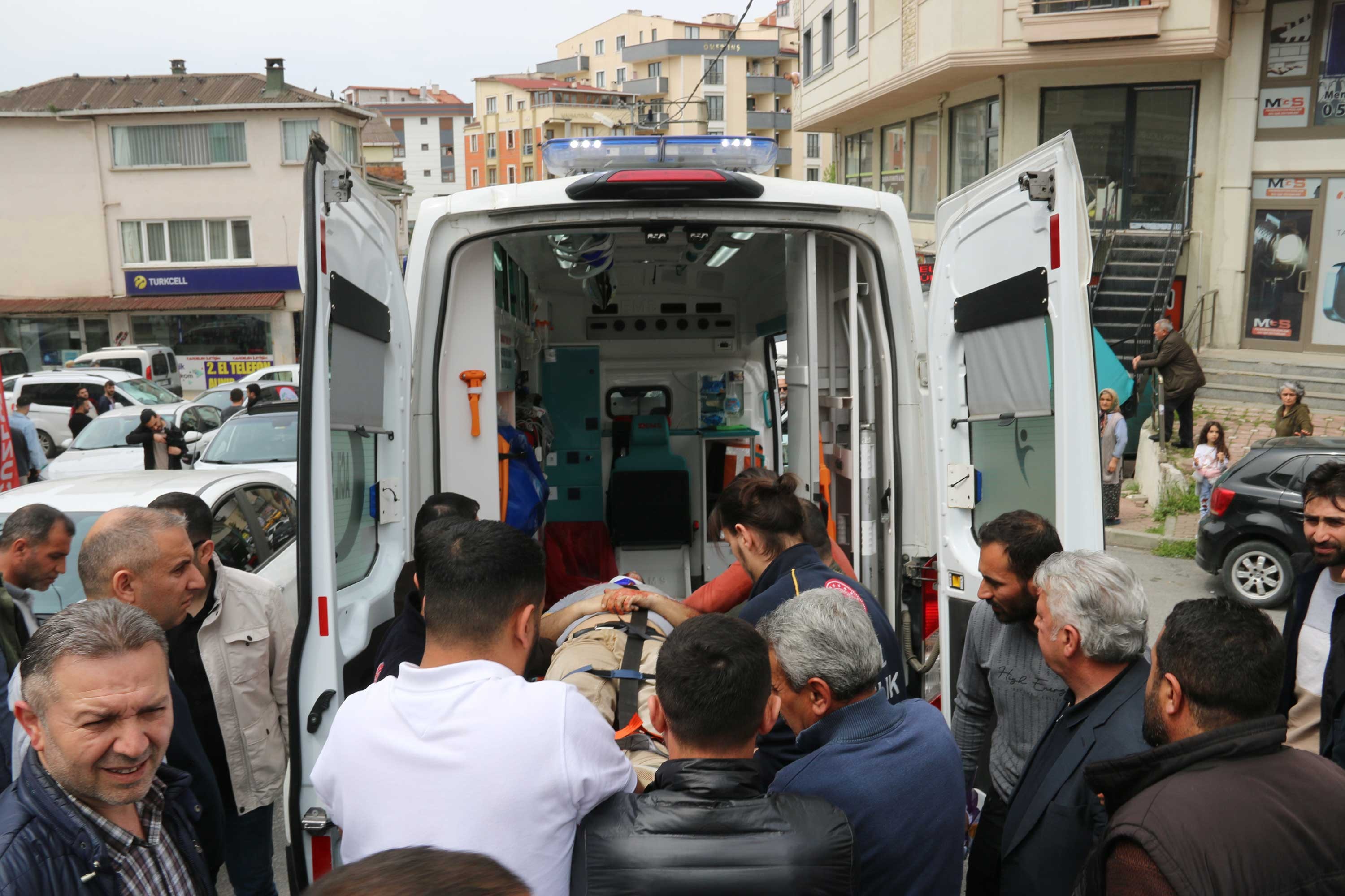 Gebze'de Yeşil Sol Parti seçim otobüsünden düşerek yaralanan Güney Meriç hastaneye kaldırılırken