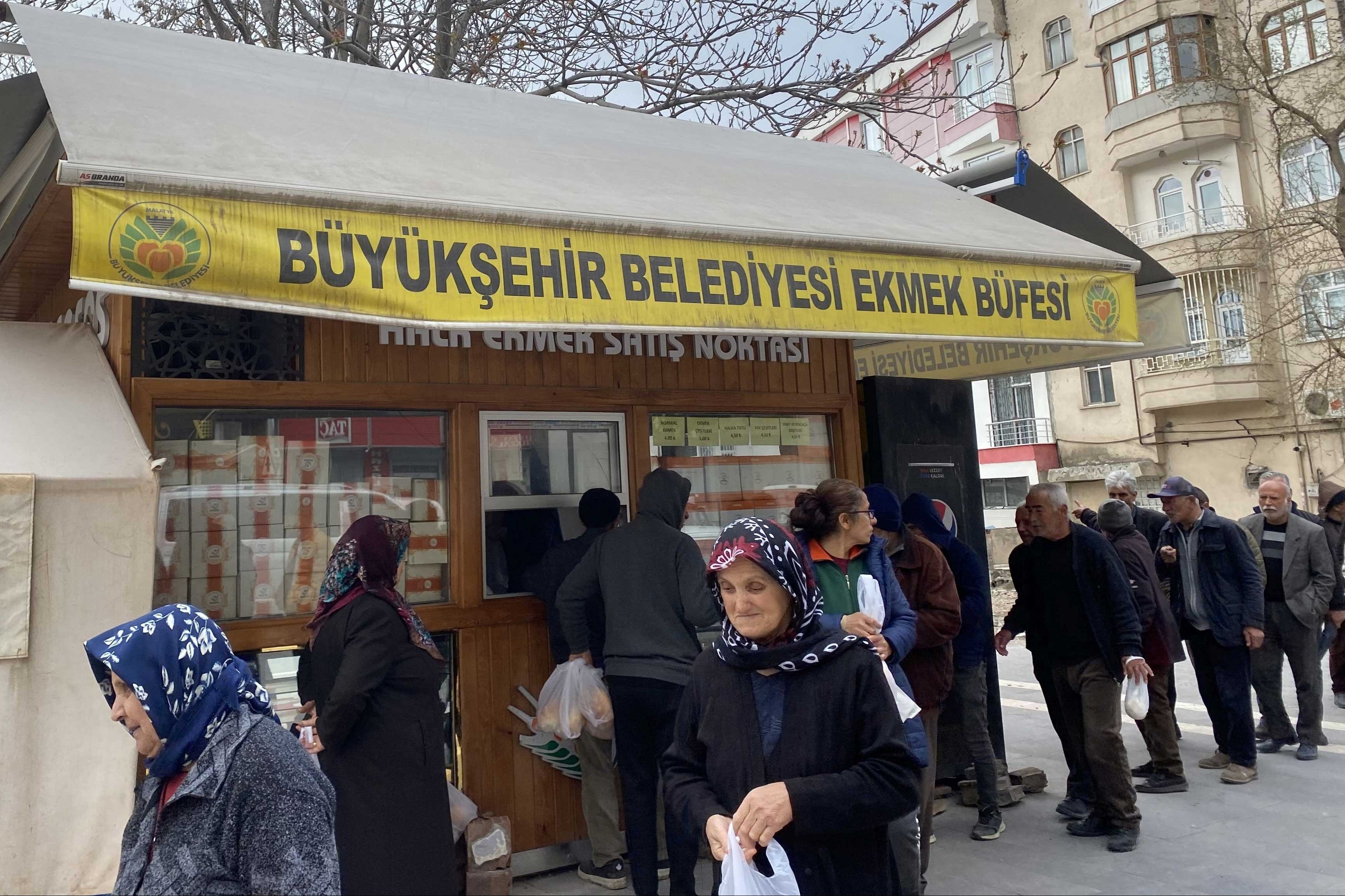 Malatya'da depremzedeler iki ekmek için saatlerce kuyrukta bekletiliyor