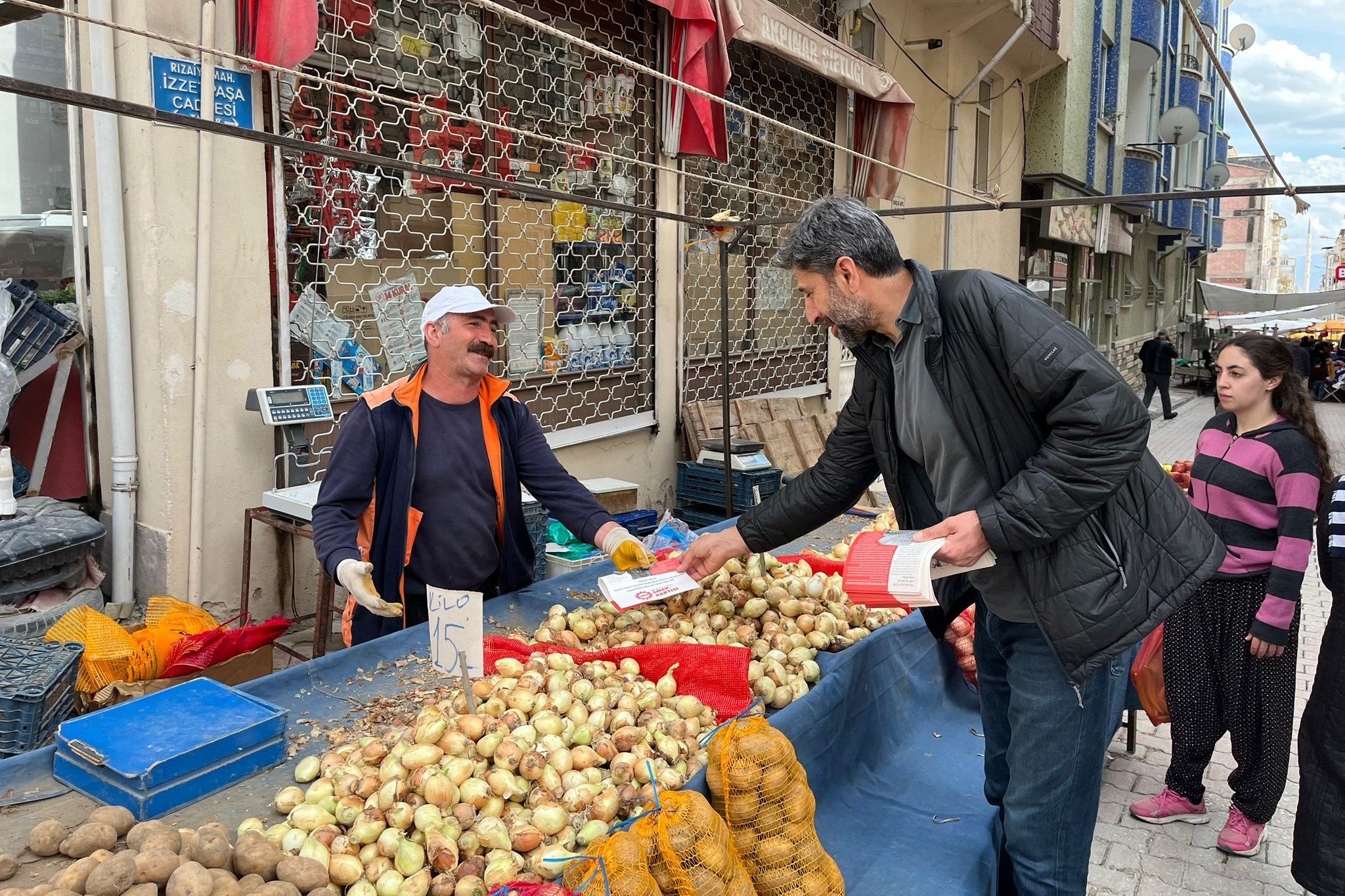 Emek Partisi üyeleri Elazığ'da 1 Mayıs bildirilerini halka dağıtırken