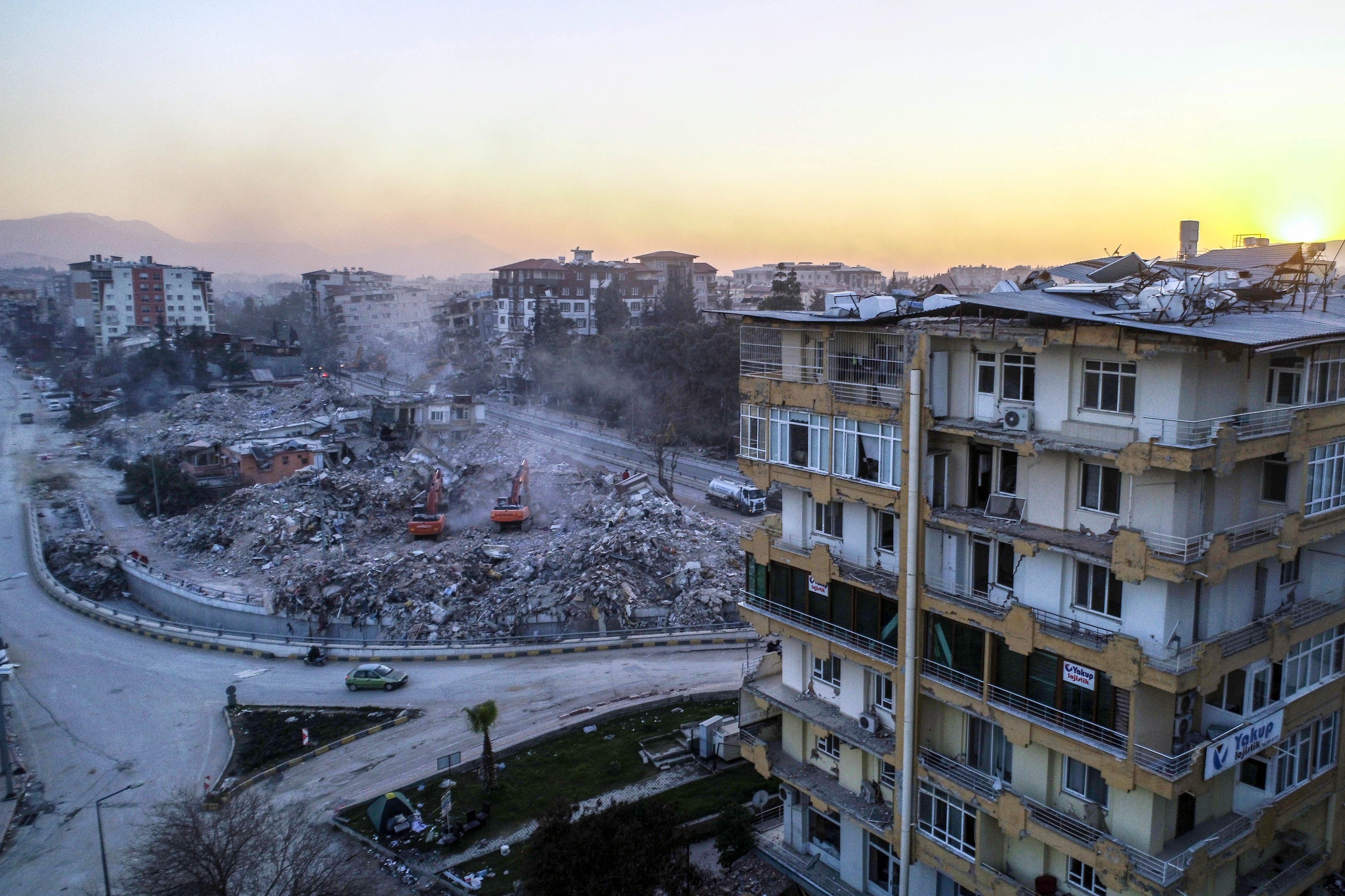 Maraş depreminin ardından yıkılmış bir binanın enkazı