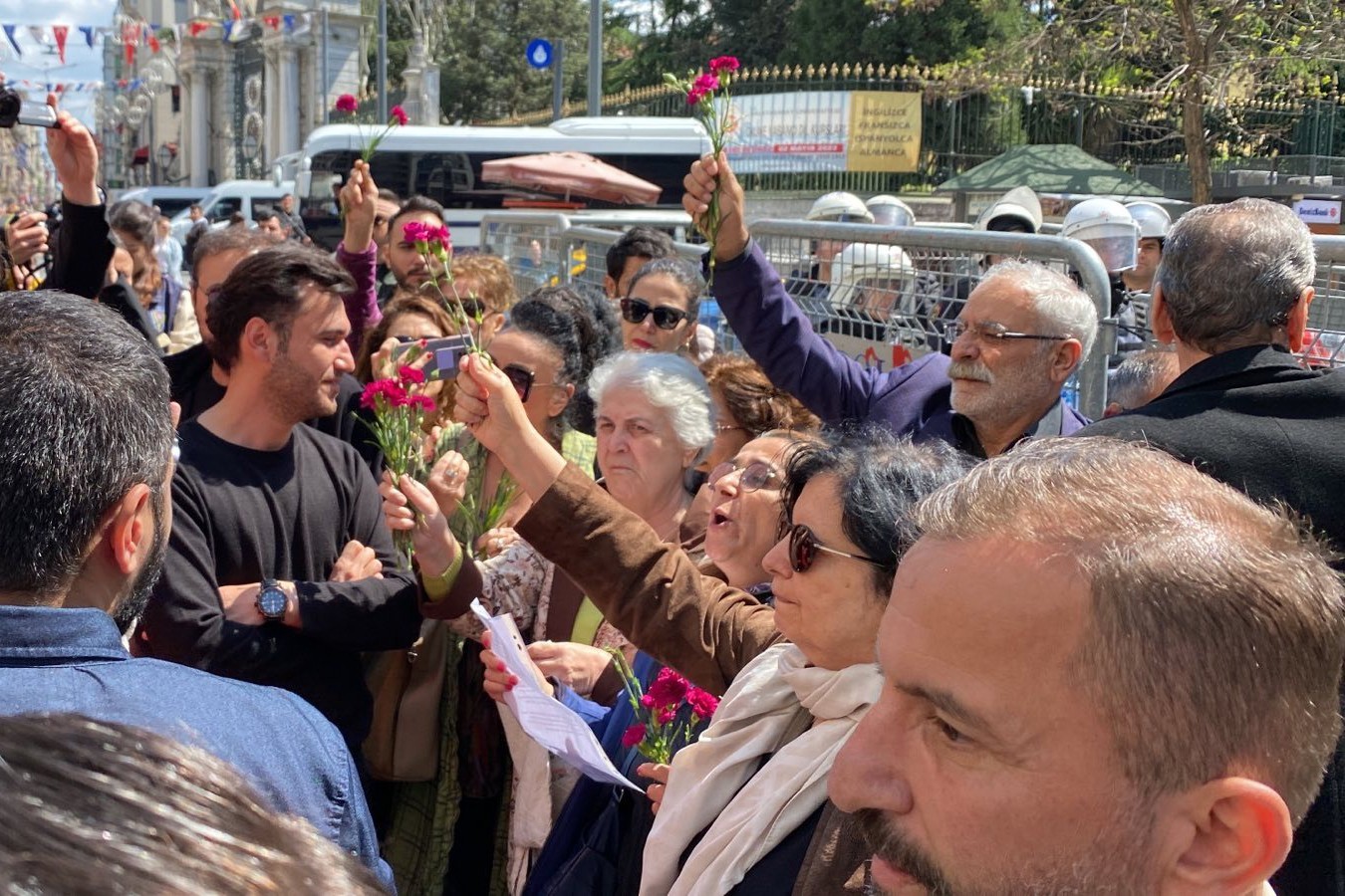 Ellerinde karanfil tutan Cumartesi İnsanları