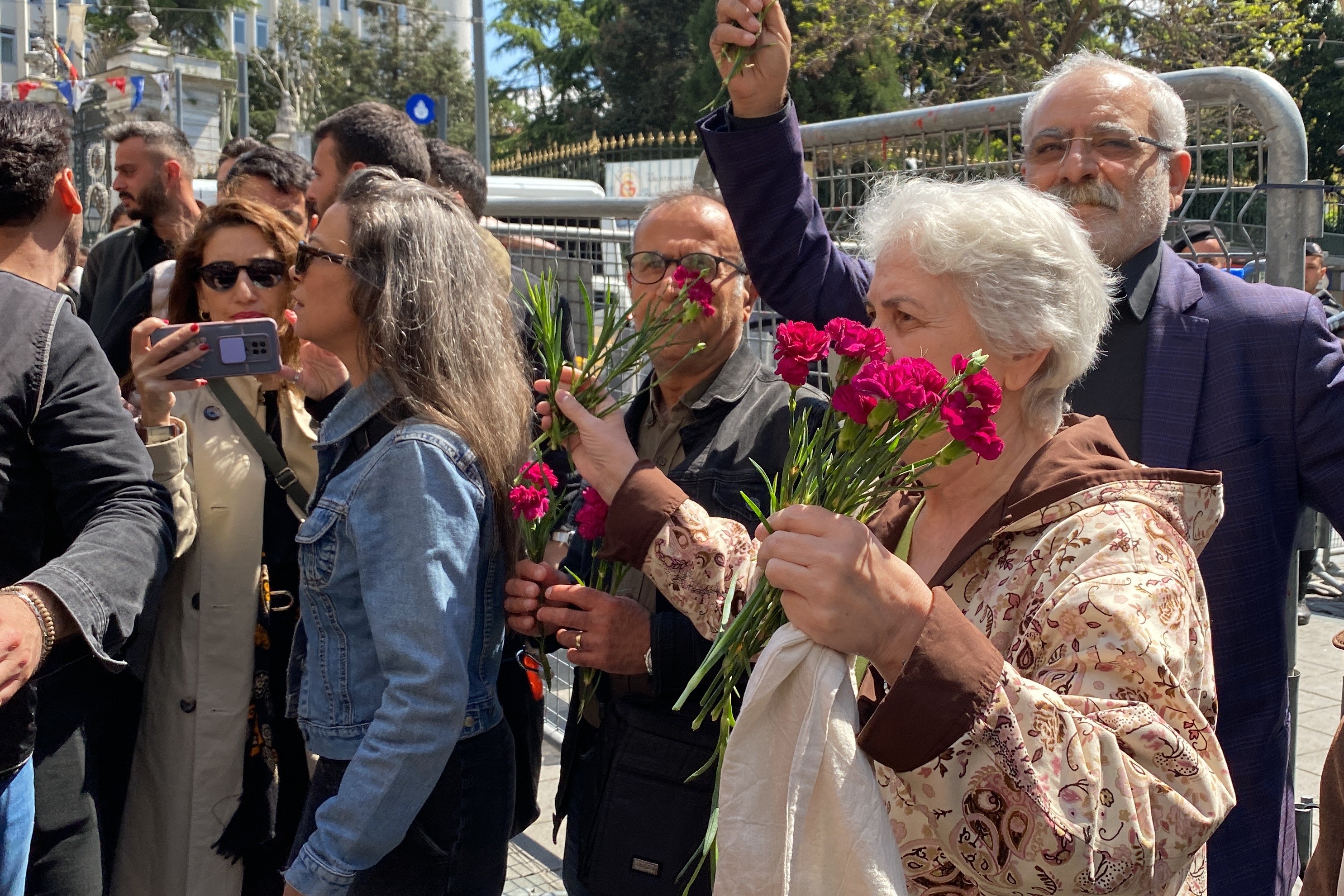 Ellerinde karanfil tutan Cumartesi İnsanları