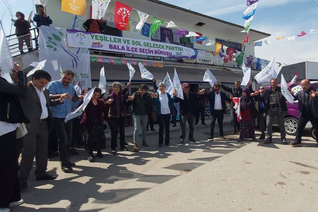 Ankara milletvekili adayları halay çekti