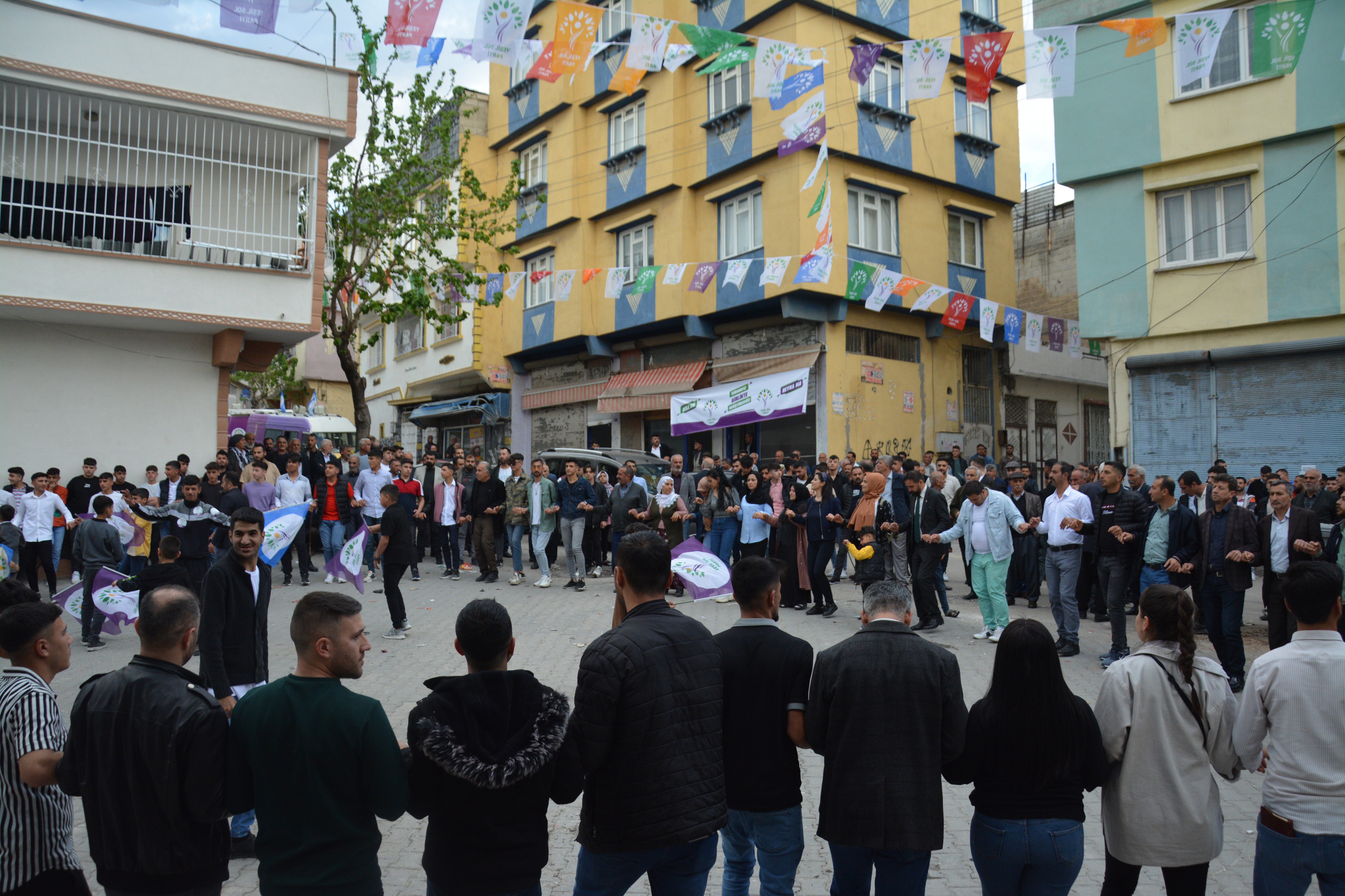 YSP seçim bürosu önünde halay çekildi