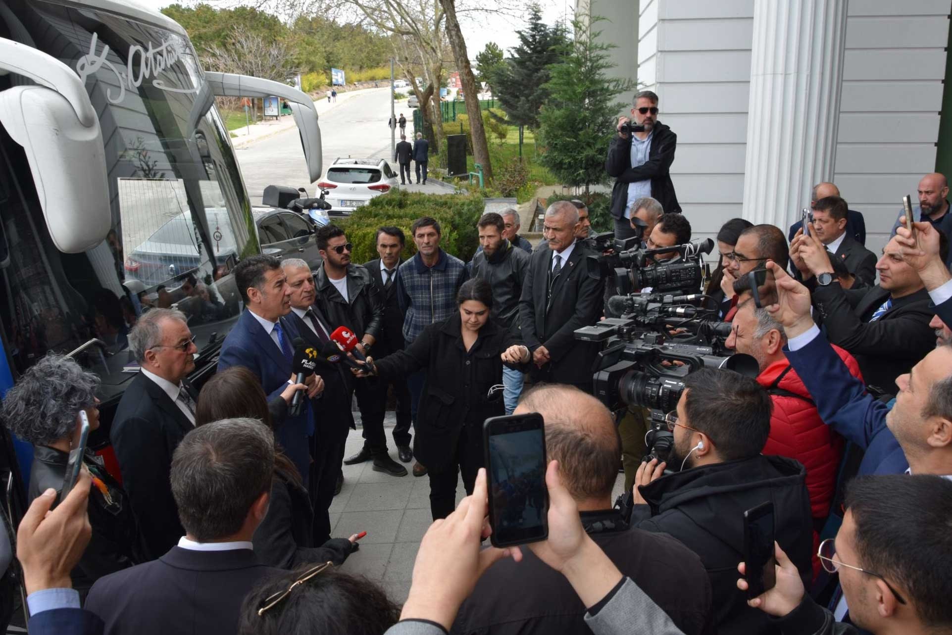 Sinan Oğan, TRT önünde açıklama yaparken