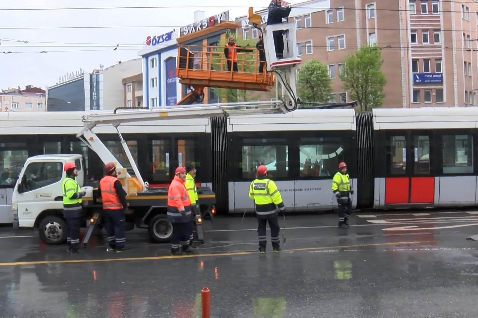 Tramvay hattında kopan tel seferleri aksattı