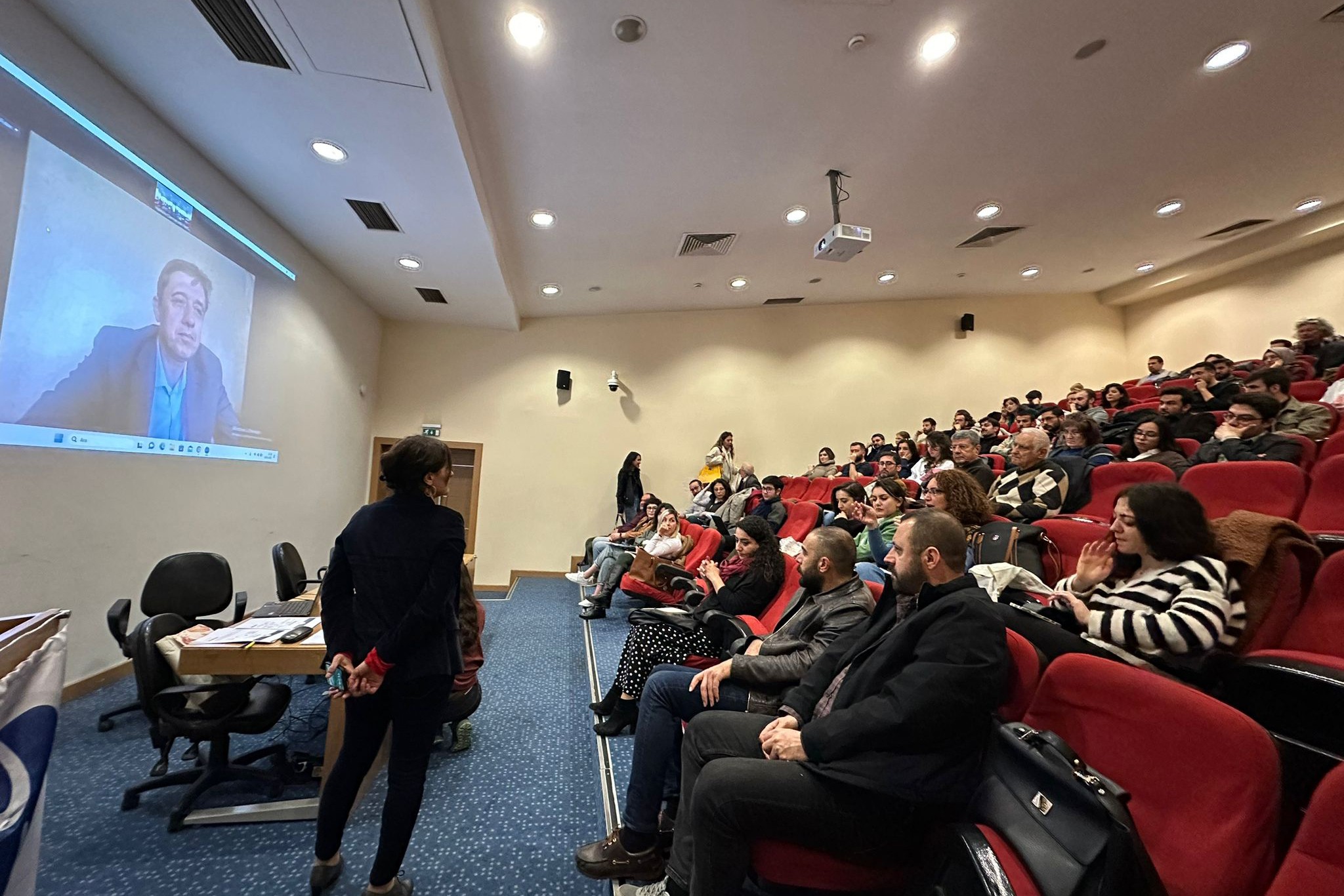 kongre salonunda bekleyen insanlar