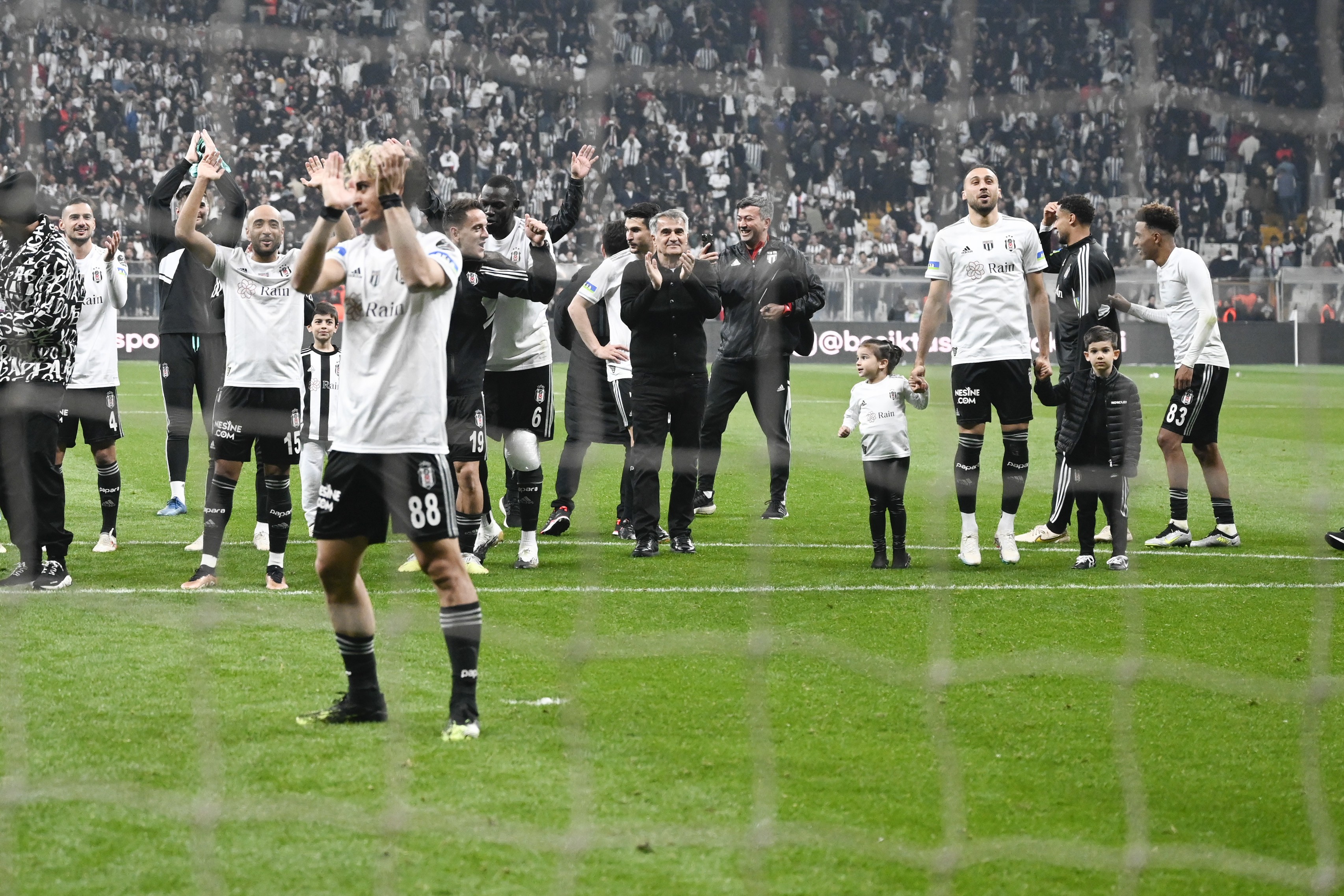 Beşiktaş'ın Galatasaray'ı 3-1 mağlup ettiği maçın ardından Beşiktaşlı futblocular ve Şenol Güneş'in taraftarla birlikte yaşadığı sevinç.