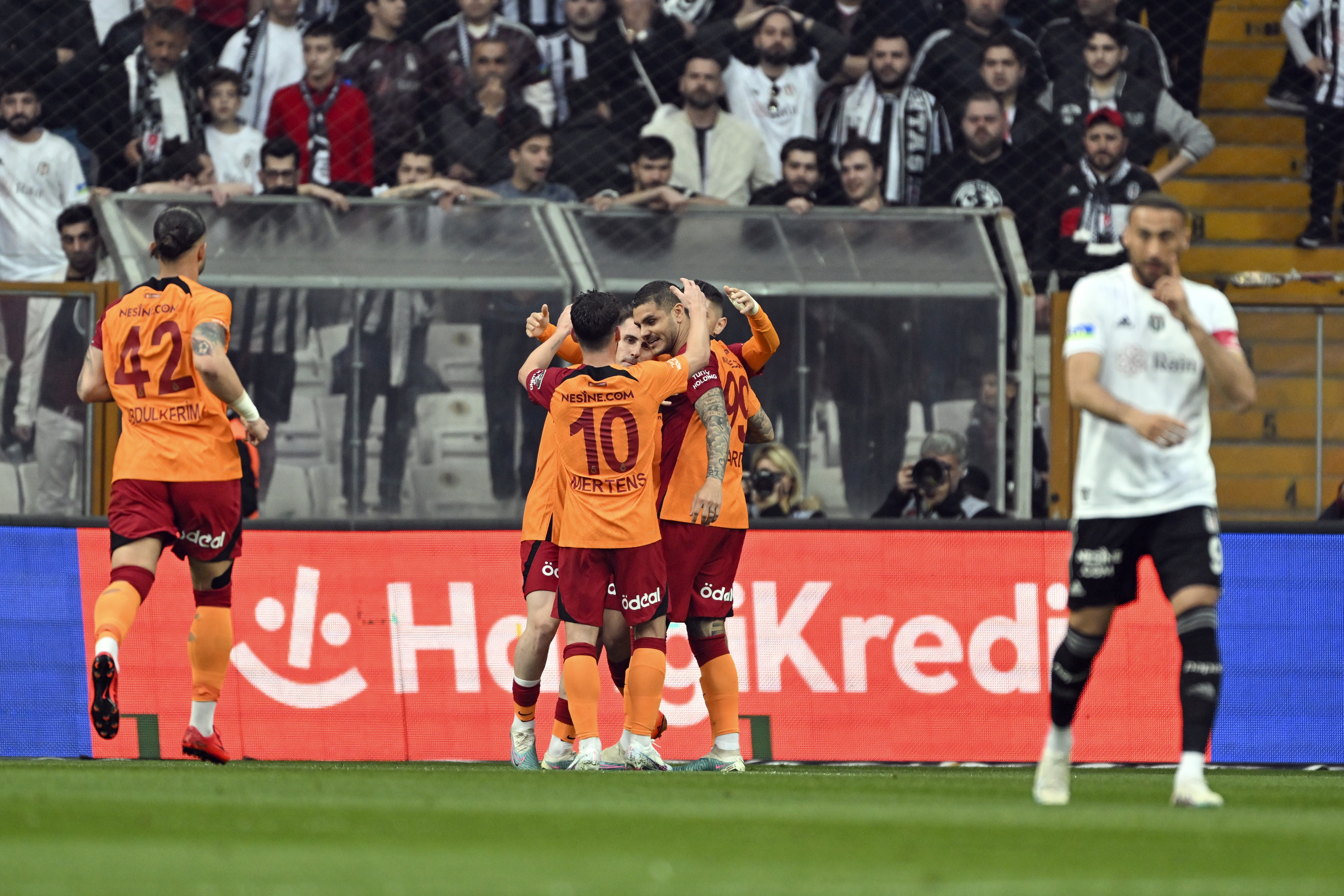 Beşiktaş'ın Galatasaray'ı 3-1 mağlup ettiği maçta Galatasaraylı futbolcu Mauro Icardi'nin attığı golden sonra takım arkadaşlarıyla sevinci.