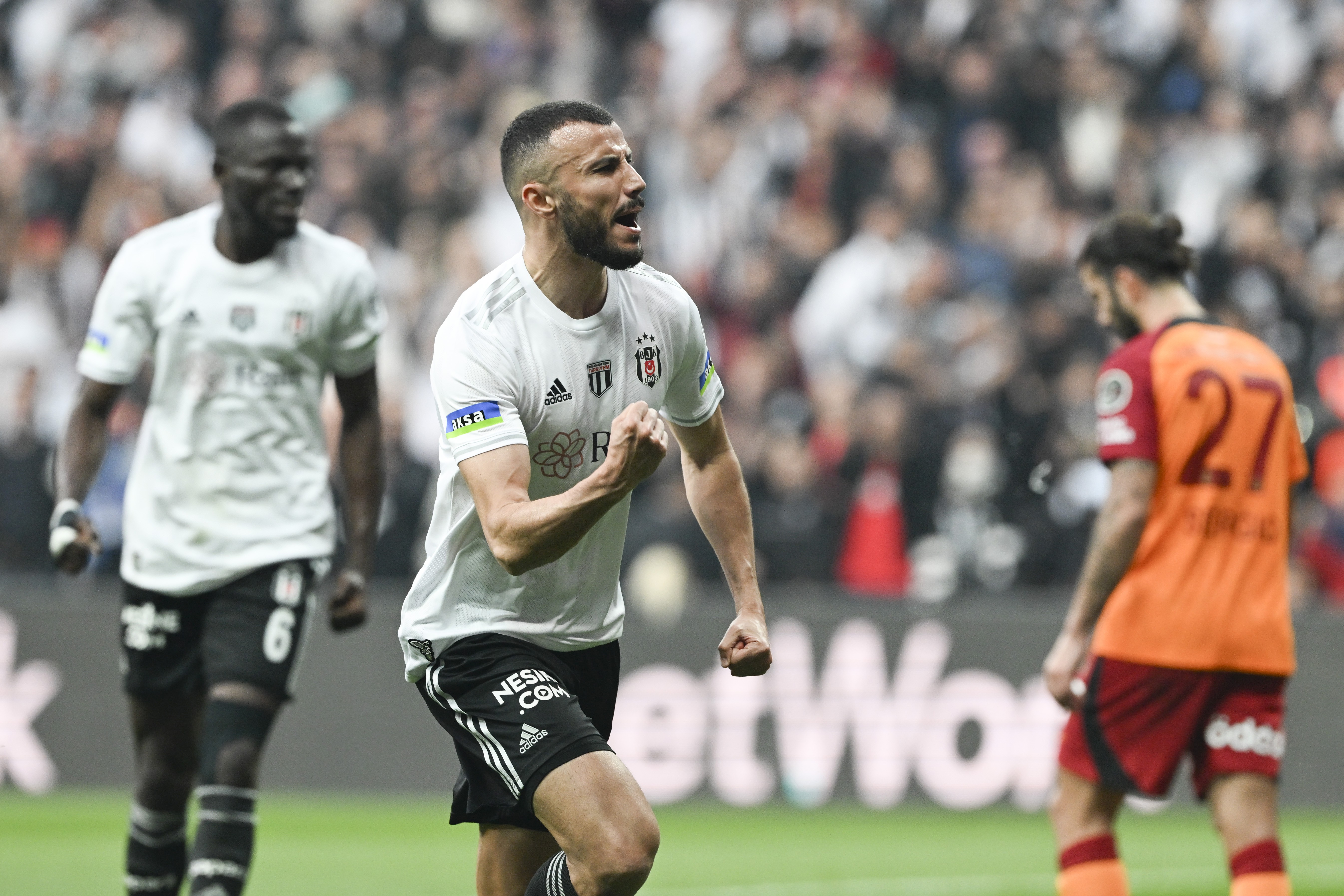 Beşiktaş'ın Galatasaray'ı 3-1 mağlup ettiği maçta Beşiktaşlı futbolcu Roman Saiss'in attığı golden sonra sevinci.