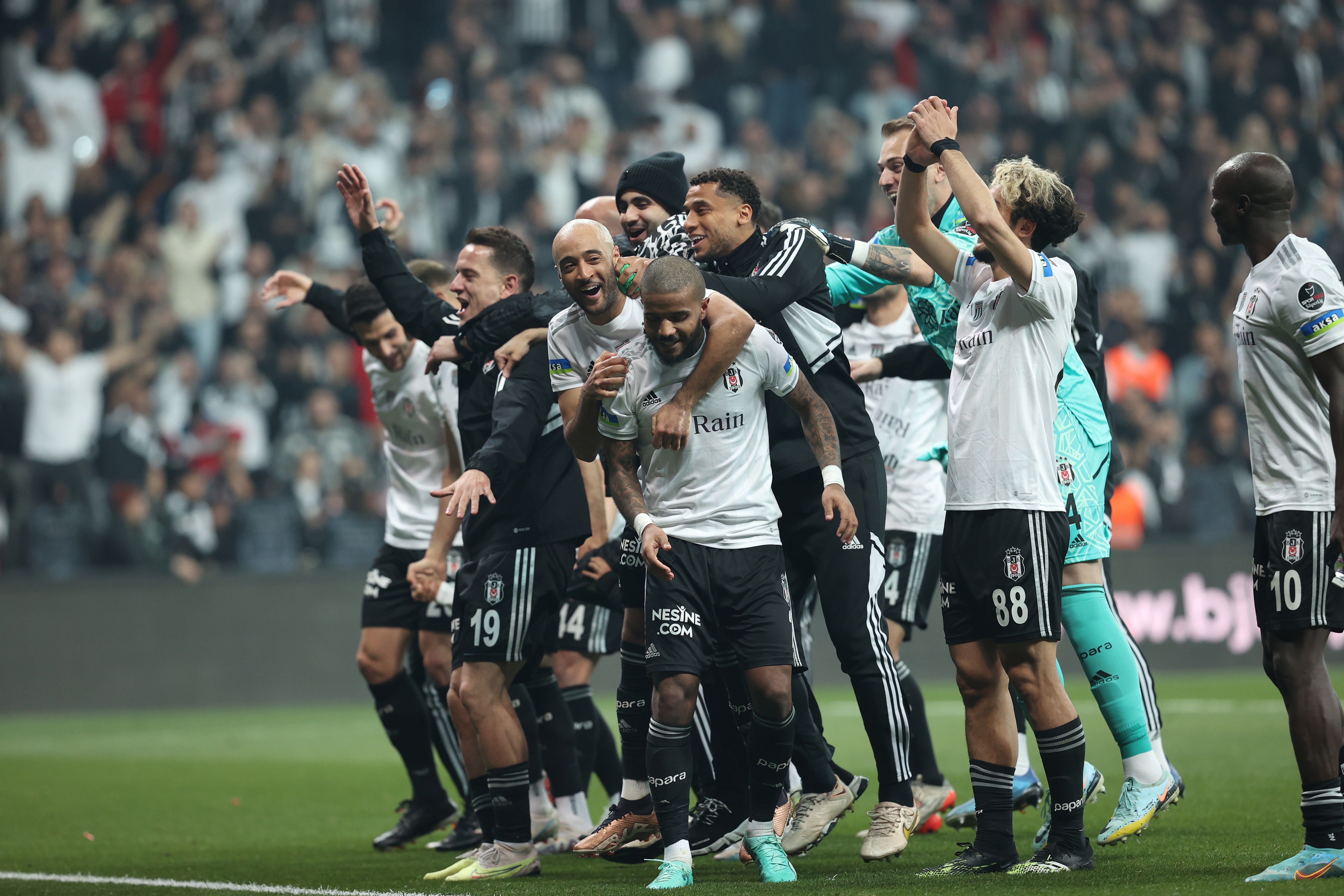 Beşiktaş'ın Galatasaray'ı 3-1 mağlup ettiği maçın ardından Beşiktaşlı futbolcuların galibiyet sevinci