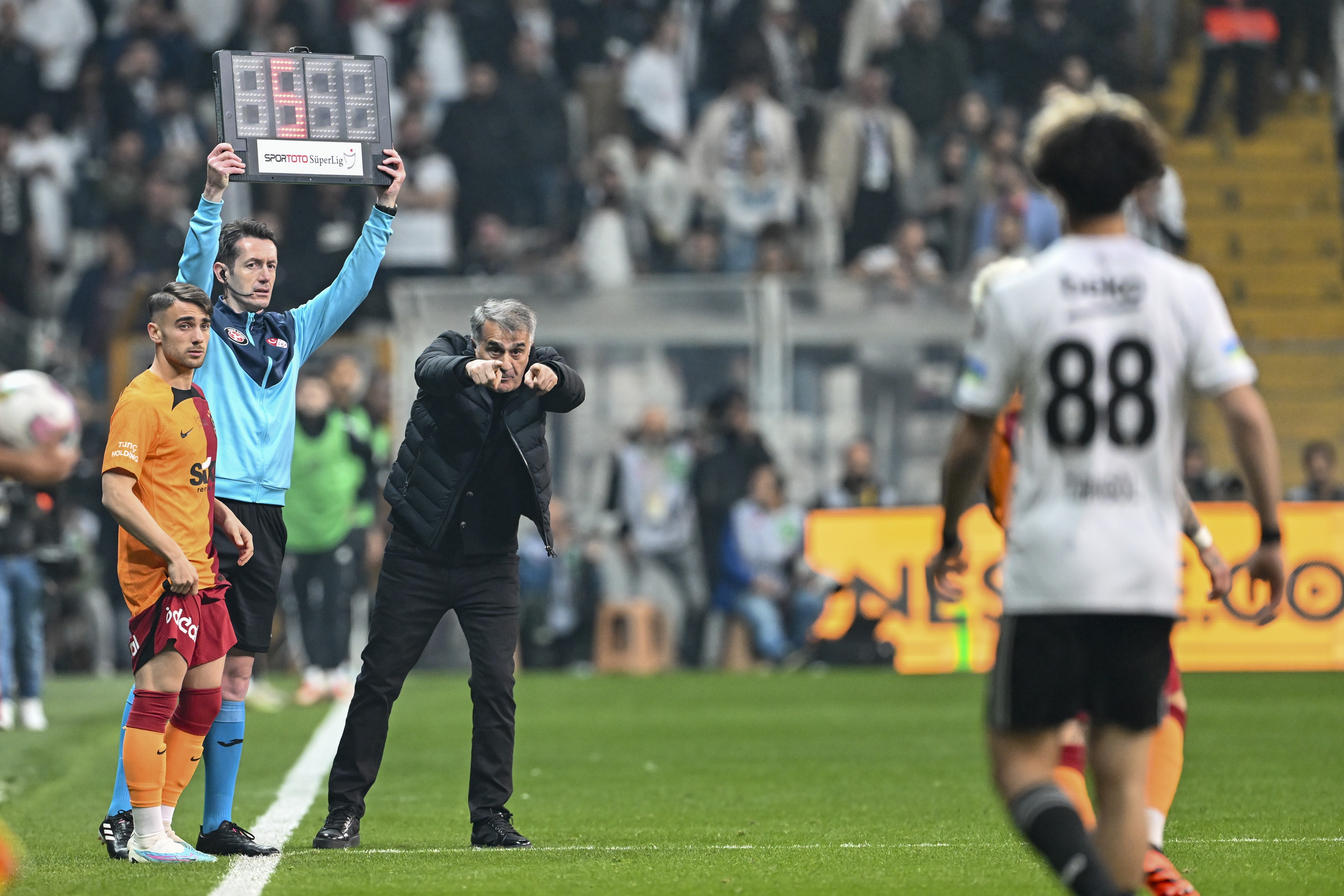 Beşiktaş'ın Galatasaray'ı 3-1 mağlup ettiği maçtan Teknik Direktör Şenol Güneş'in bir görüntüsü.