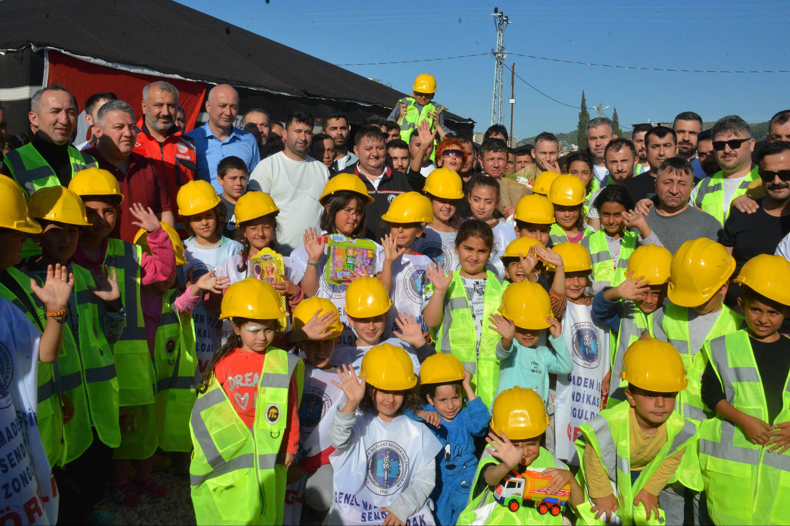 1 Mayıs’a katılan maden işçileri deprem bölgesi Hatay'da 