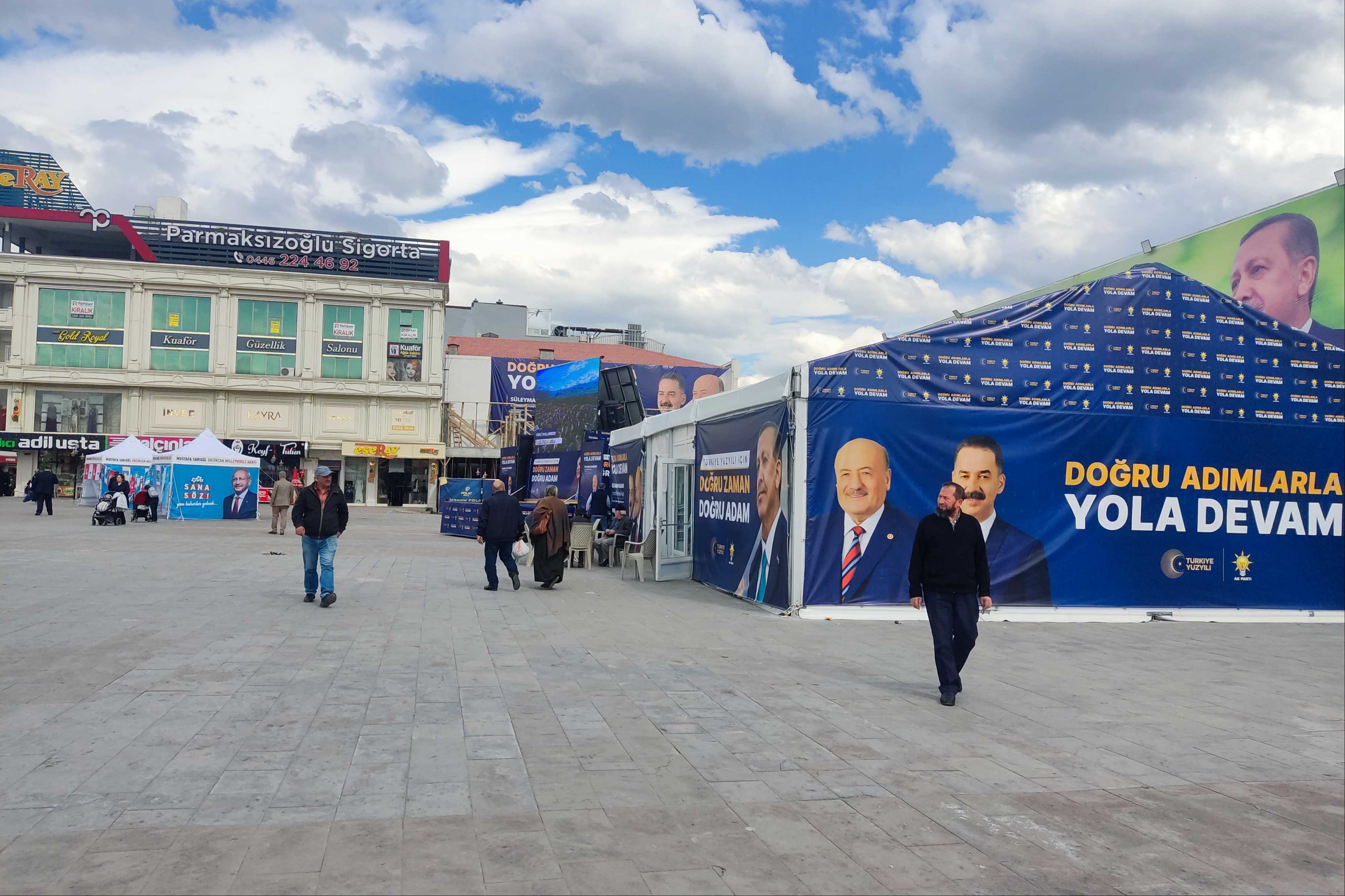 Erzincan'daki bir AKP seçim standı