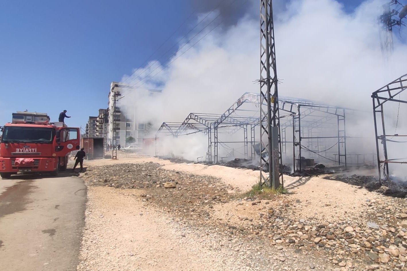 Adıyaman’da Çadır kentte eğitim ve etkinlikler için kullanılan 3 çadır, yandı