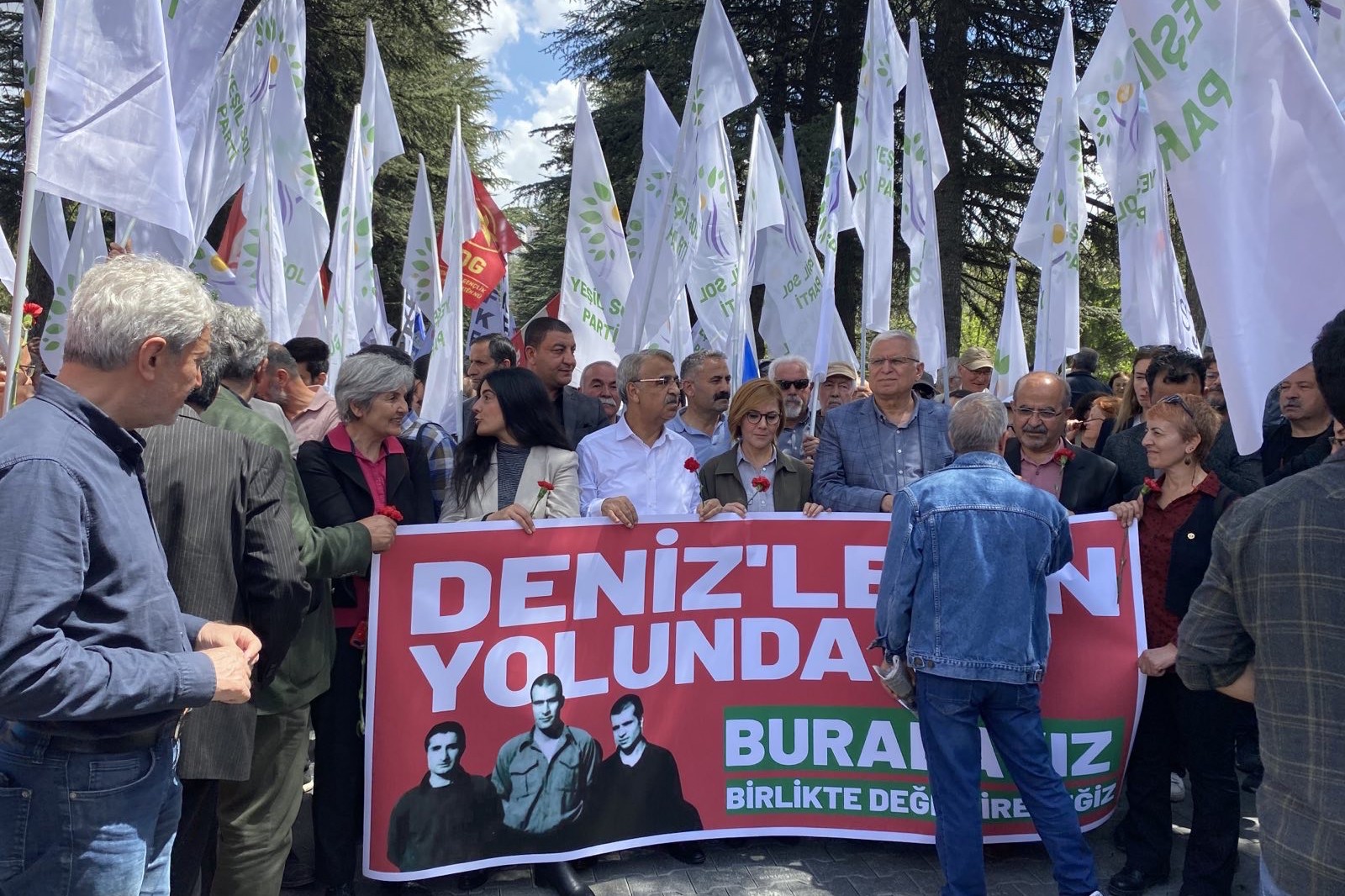 Denizler mezarları başında anıldı