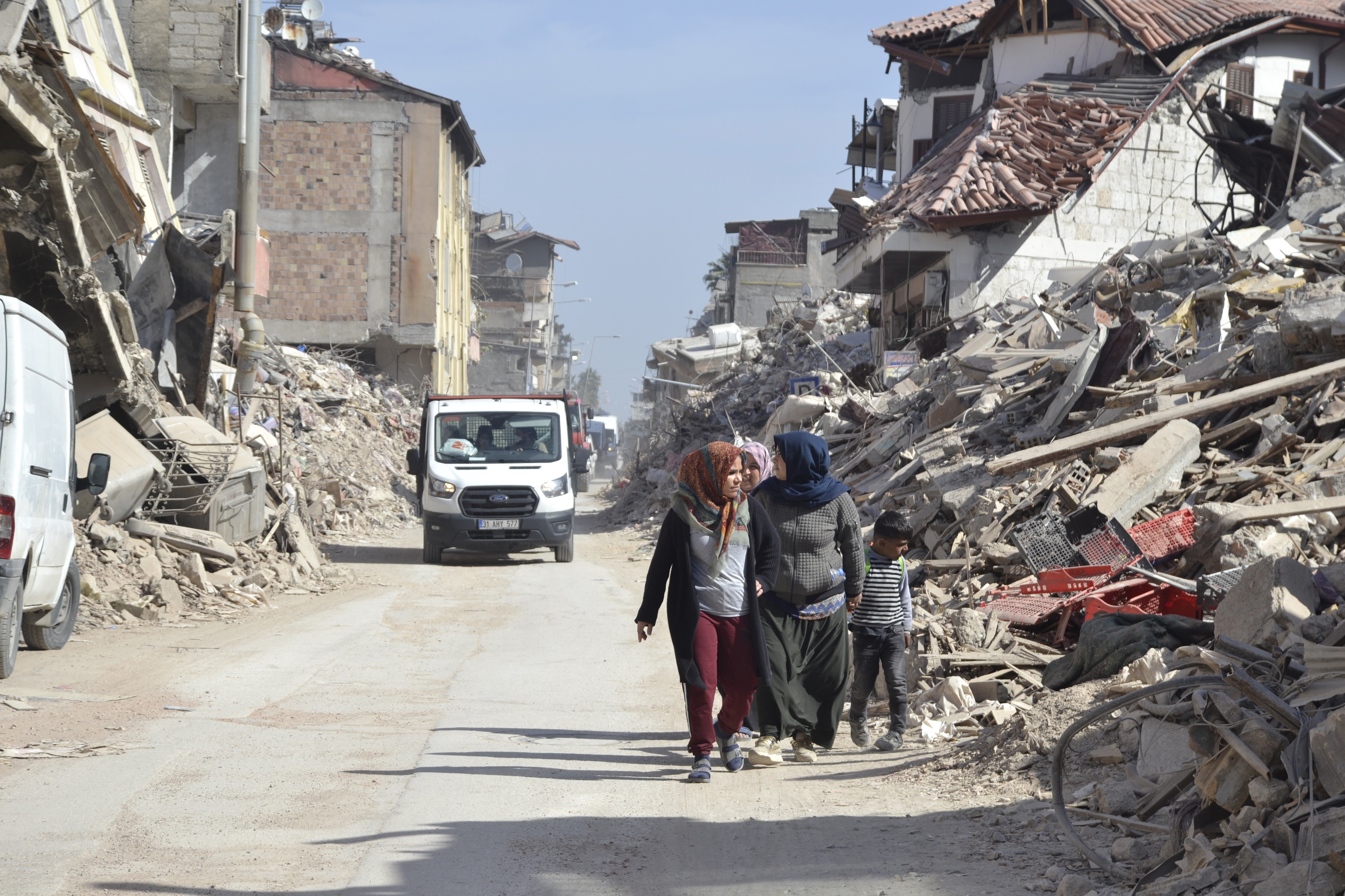 Hatay'da enkaz arasında yürüyenler