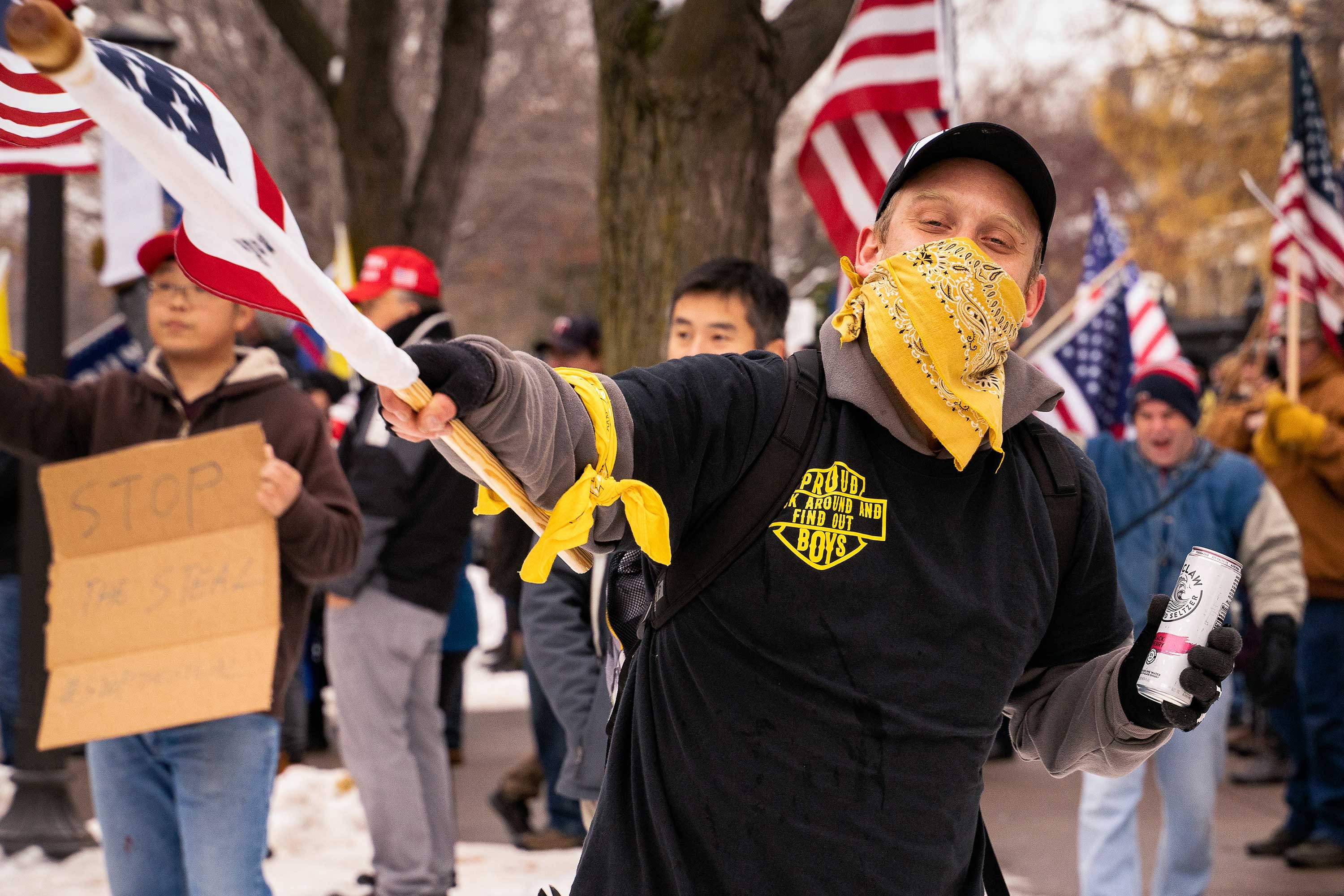 14 Kasım 2020'de Minnesota Vali Konağı önünde düzenlenen eylemde bayrak sallayan bir Proud Boys üyesi