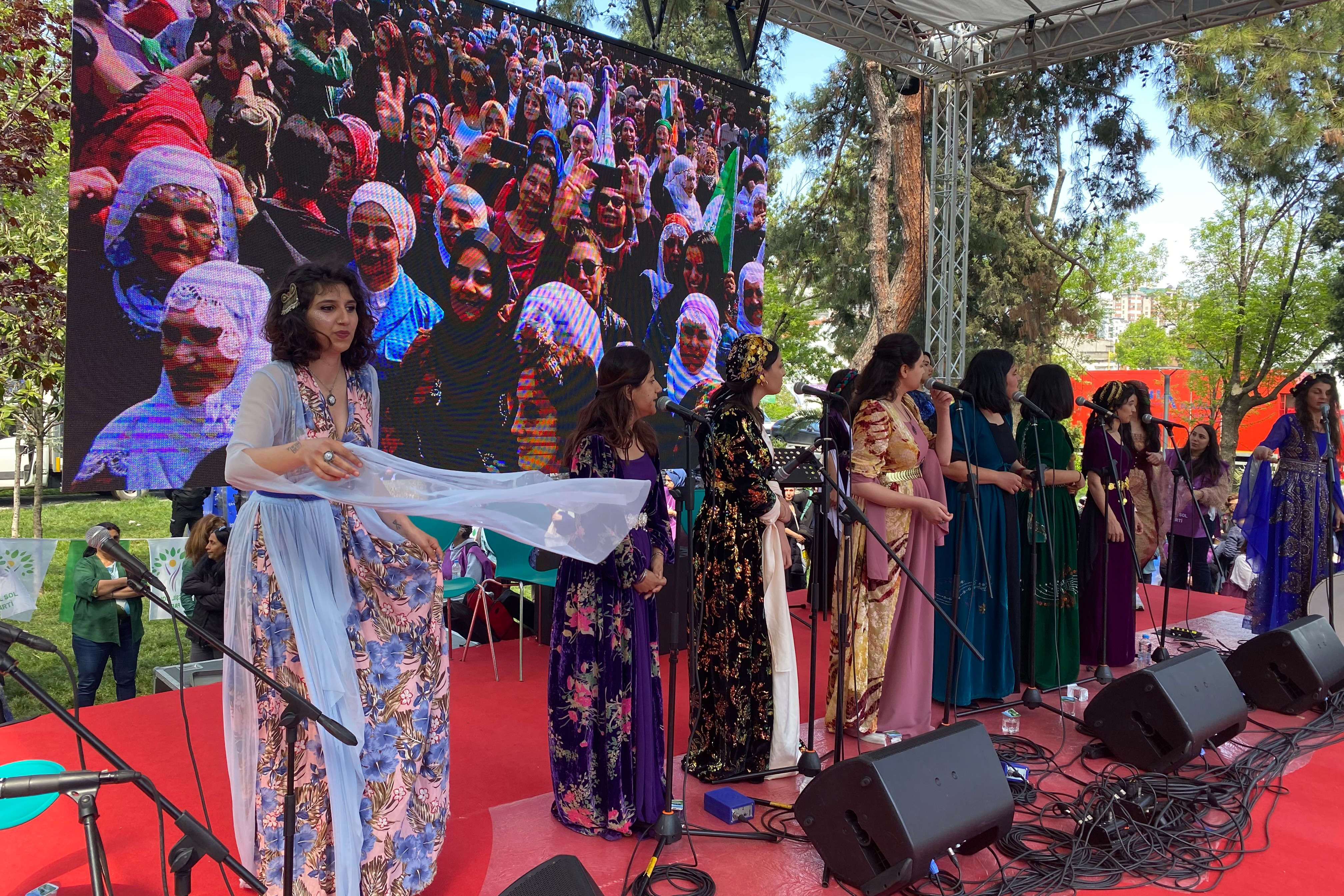 Yeşil Sol Parti'nin Kadıköy Yoğurtçu Parkı'nda düzenlediği kadın mitinginden fotoğraf.