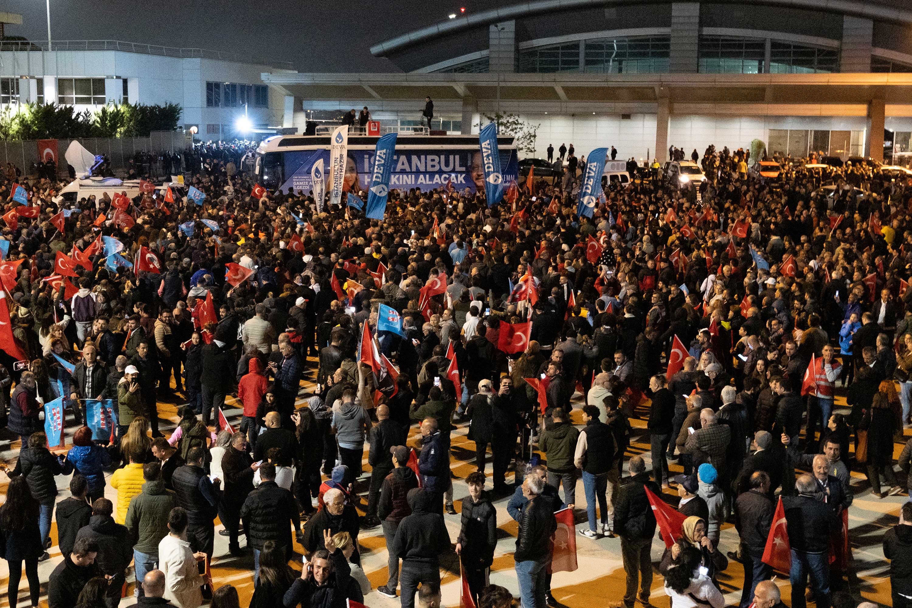 Sabiha Gökçen Havalimanı'nda Ekrem İmamoğlu'nu bekleyen İstanbullular