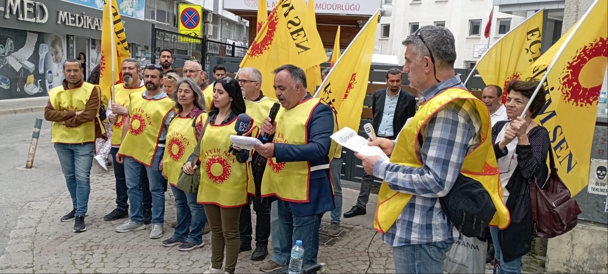 Eğitim Sen bayrakları taşıyan ve yelekleri giyen bir grup insan