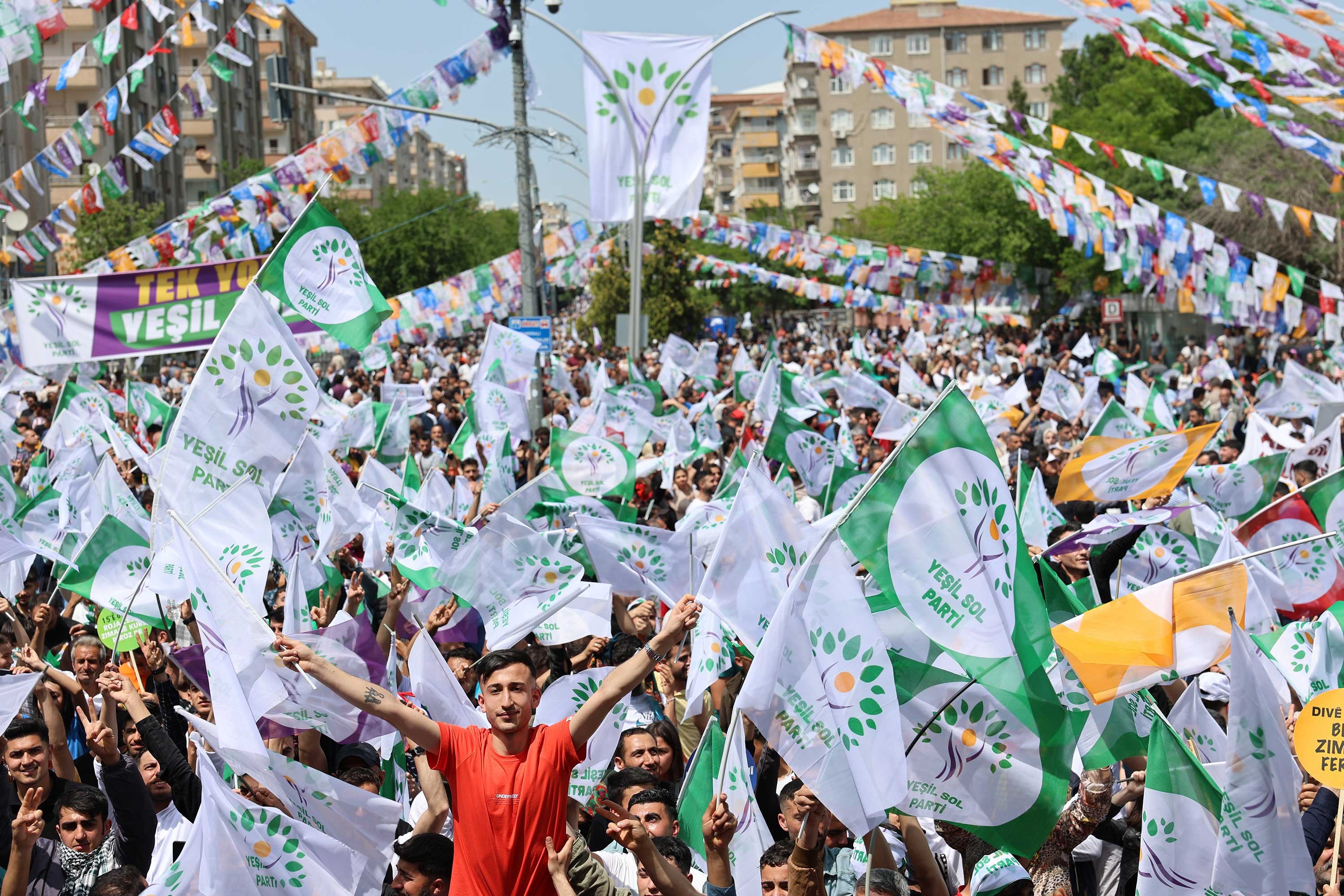 Diyarbakır mitinginde coşkulu kalabalık