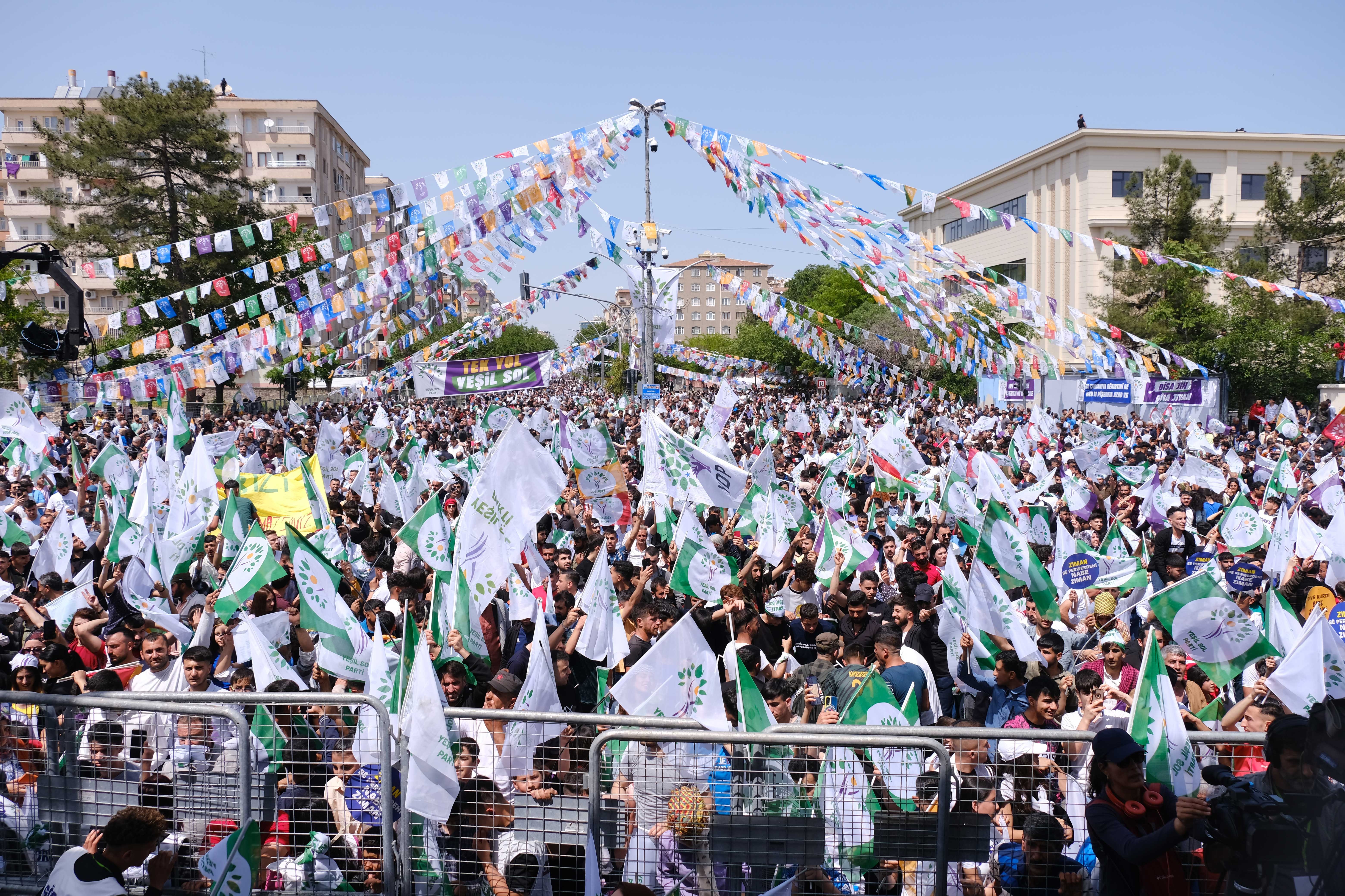 Diyarbakır mitinginde coşkulu kalabalık