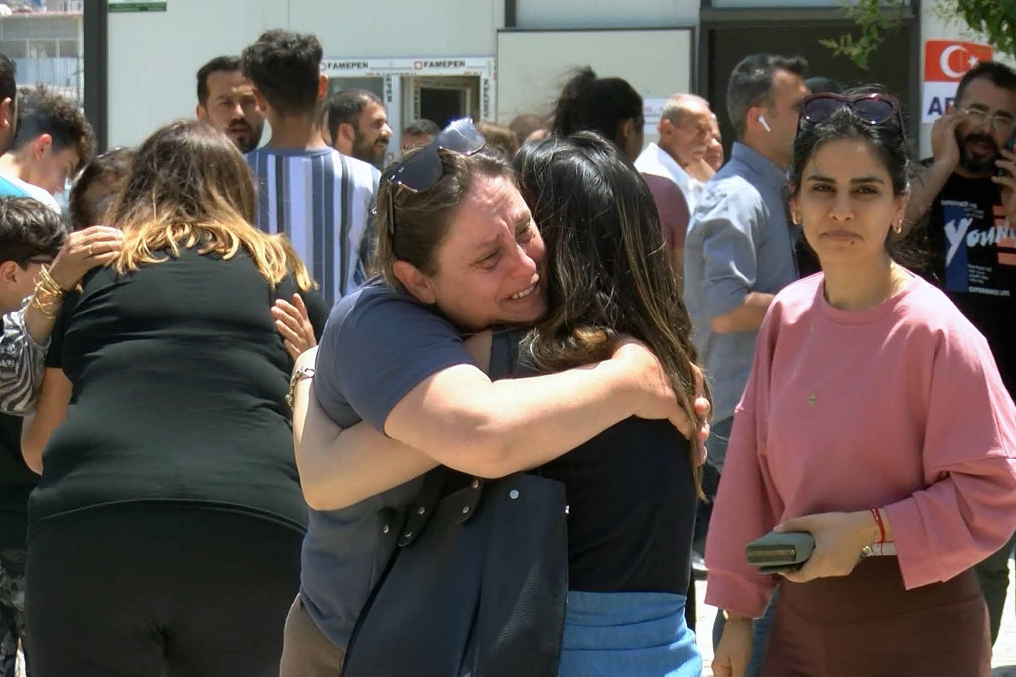 Oy kullanmak için Hatay'a dönenler, yakınlarıyla sandık başında hasret giderdi