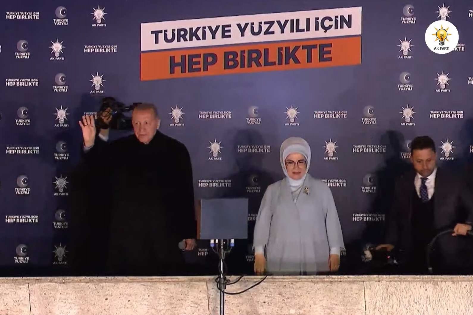 Erdoğan'dan sayım sürerken balkon konuşması: "İlk turda bitip bitmediğini bilmiyoruz"