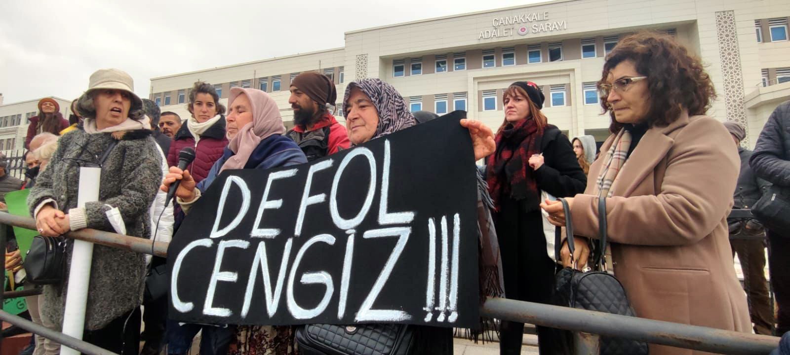 Adliye önünde kalabalık ve defol Cengiz yazan döviz