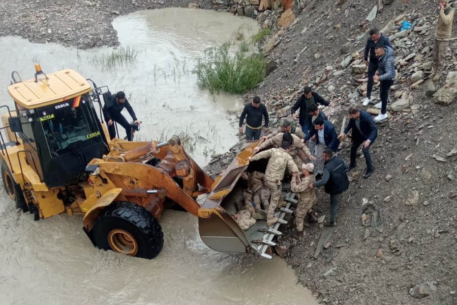 Zap suyuna düşen askerler kurtarılırken