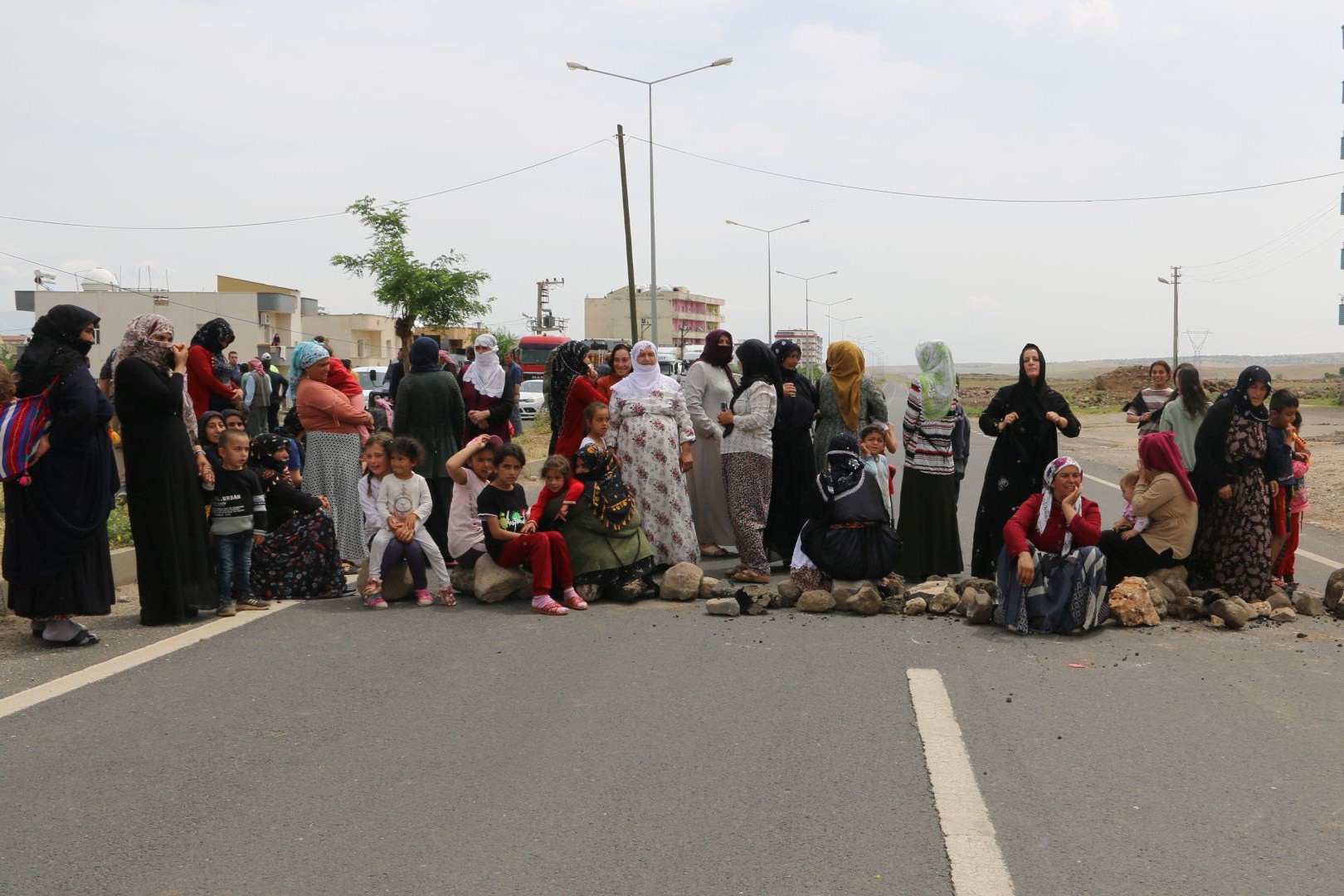 İdil’de kadınlar kazalara karşı yolu trafiğe kapattı