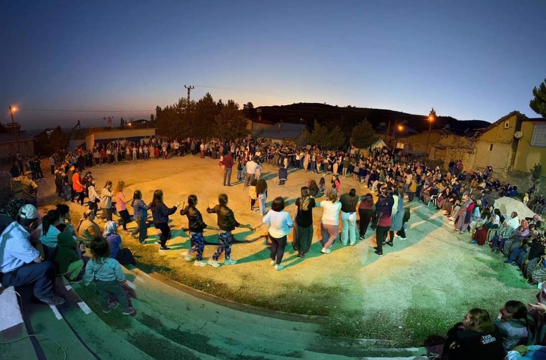 Tokat Günçalı köy meydanında halay çeken insanlar.