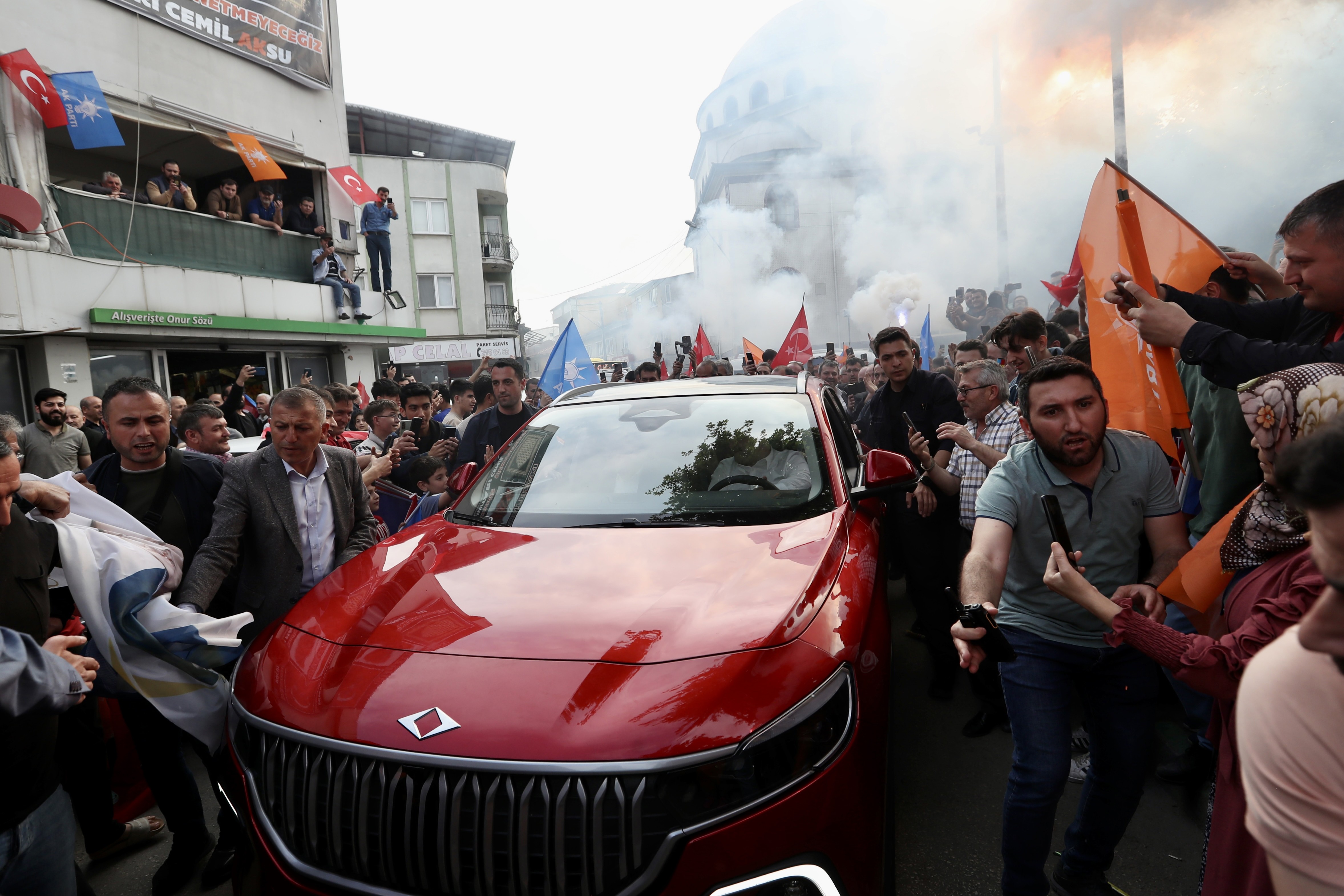 TOGG geçişini izleyen AKP bayraklı insanlar