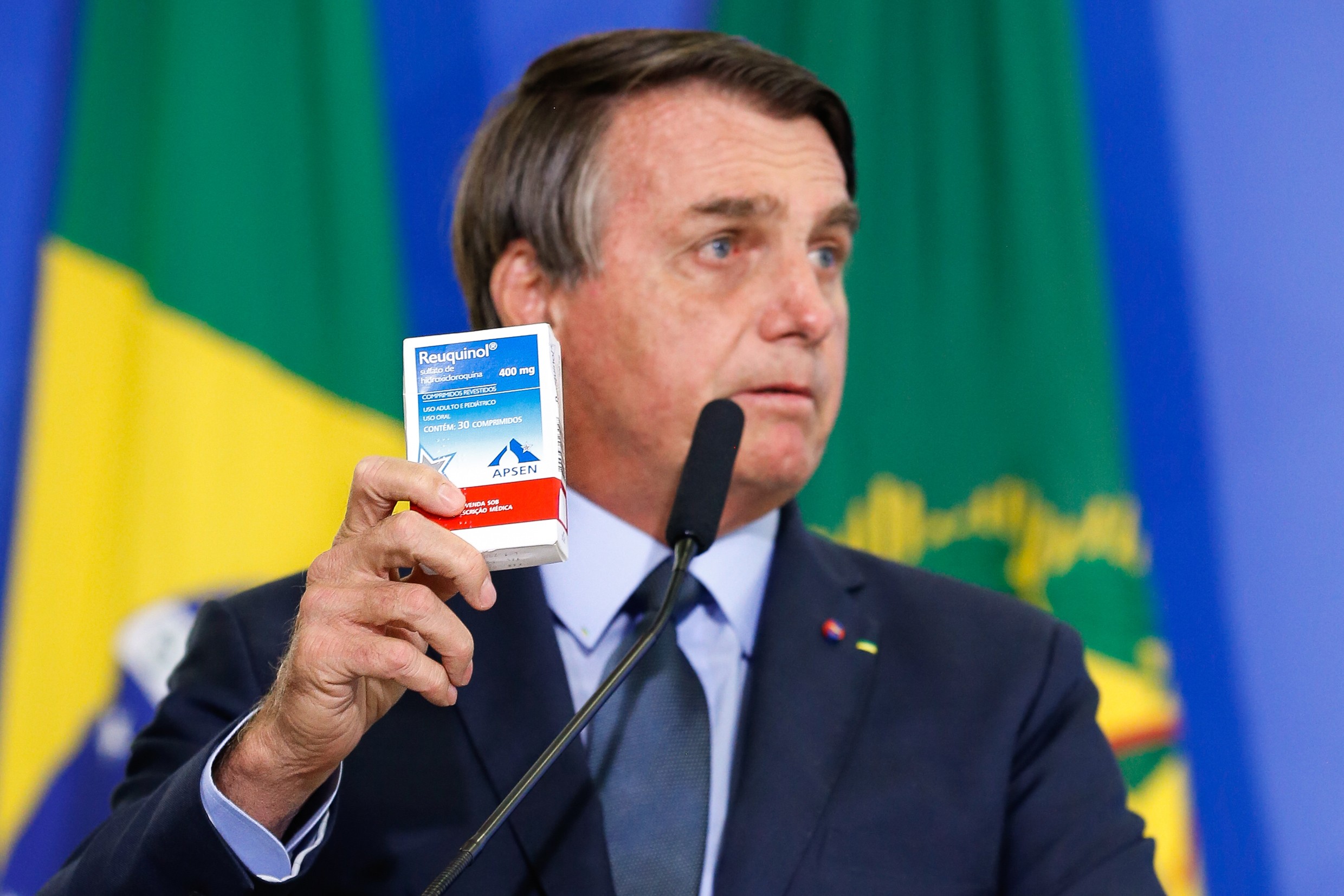 Bolsonaro, hidroksiklorokin etken maddeli ilacı gösteriyor.