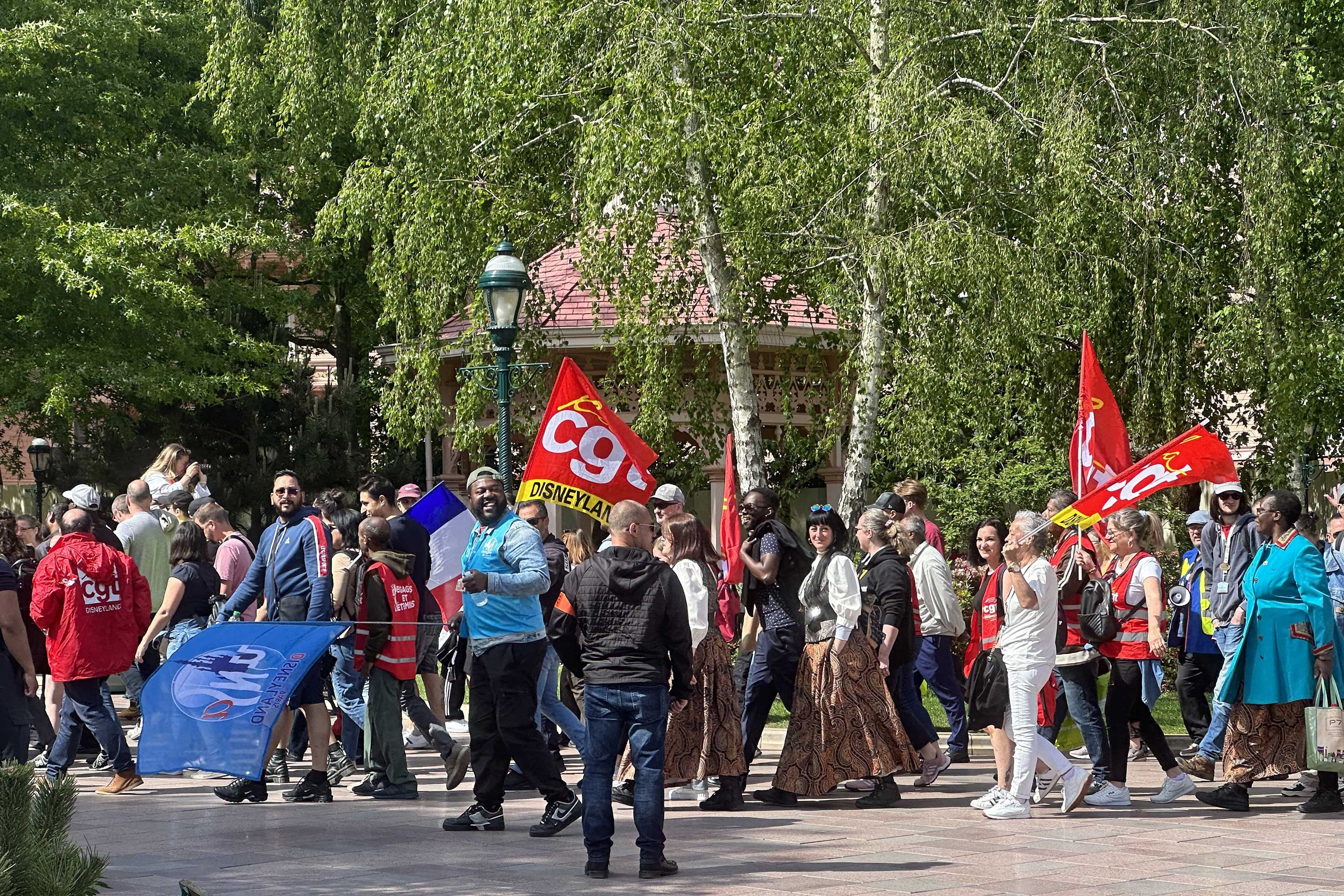 Greve çıkan Disneyland Paris çalışanları