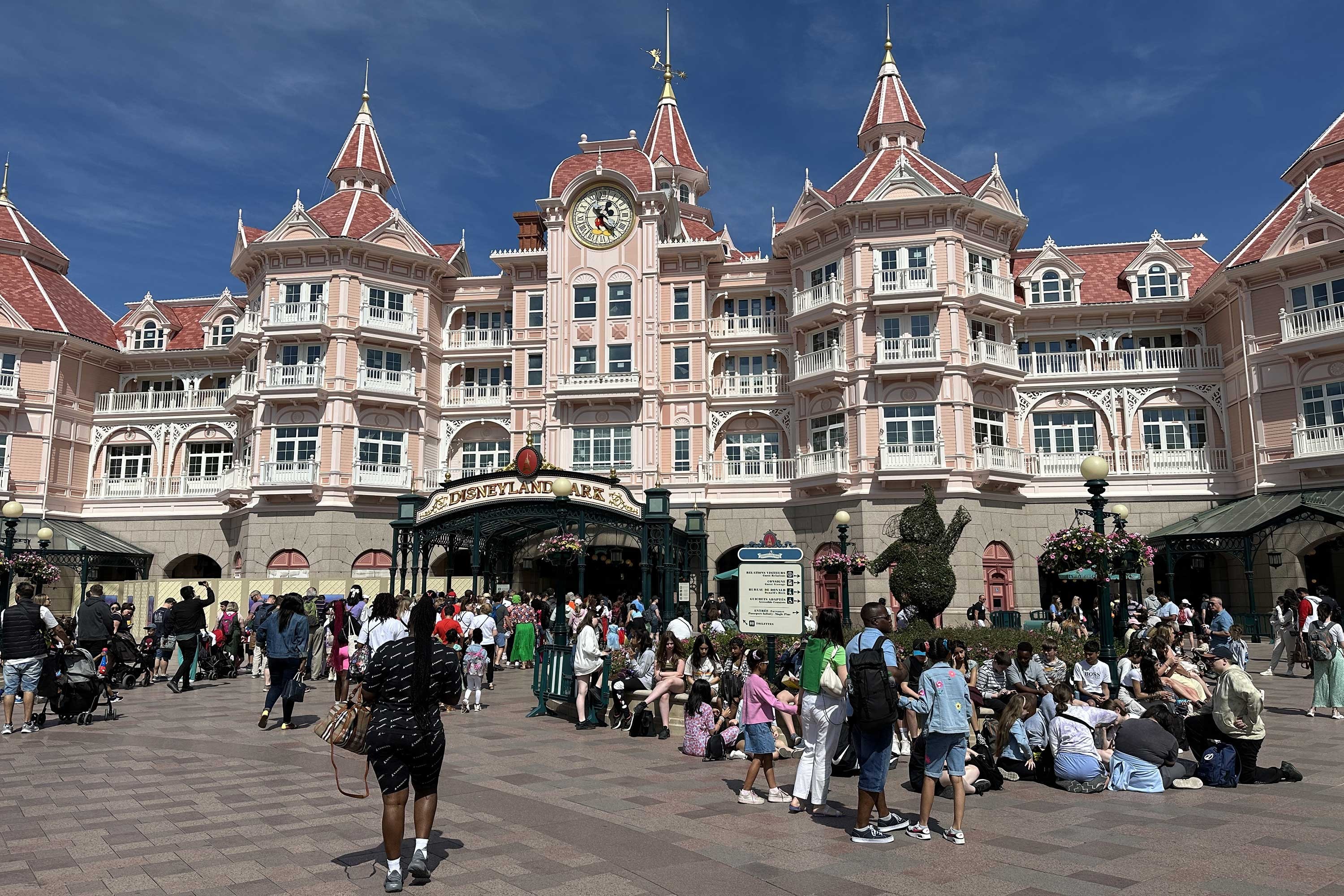 Greve çıkan Disneyland Paris çalışanları