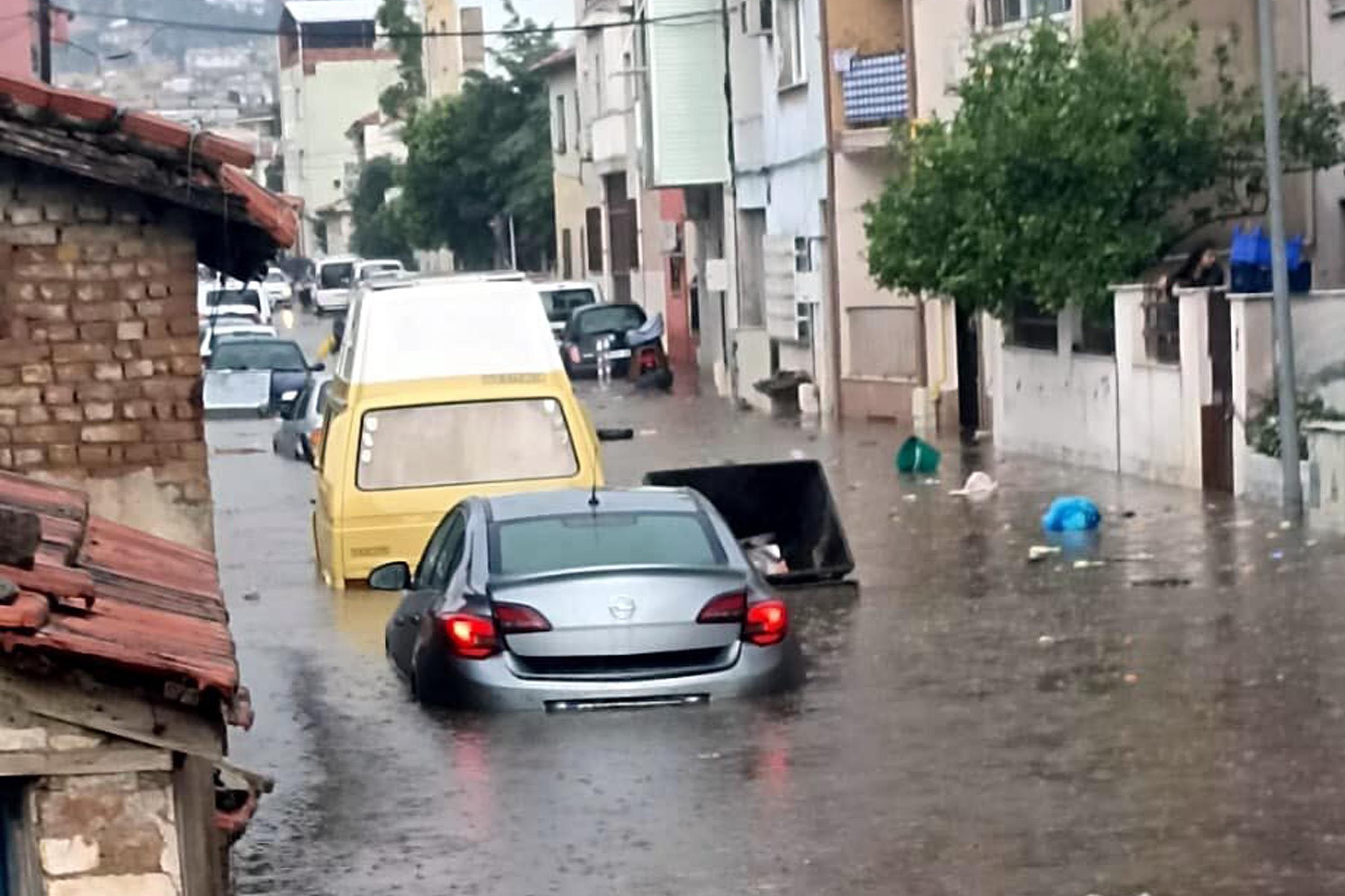 İzmir'de sağanak yağış