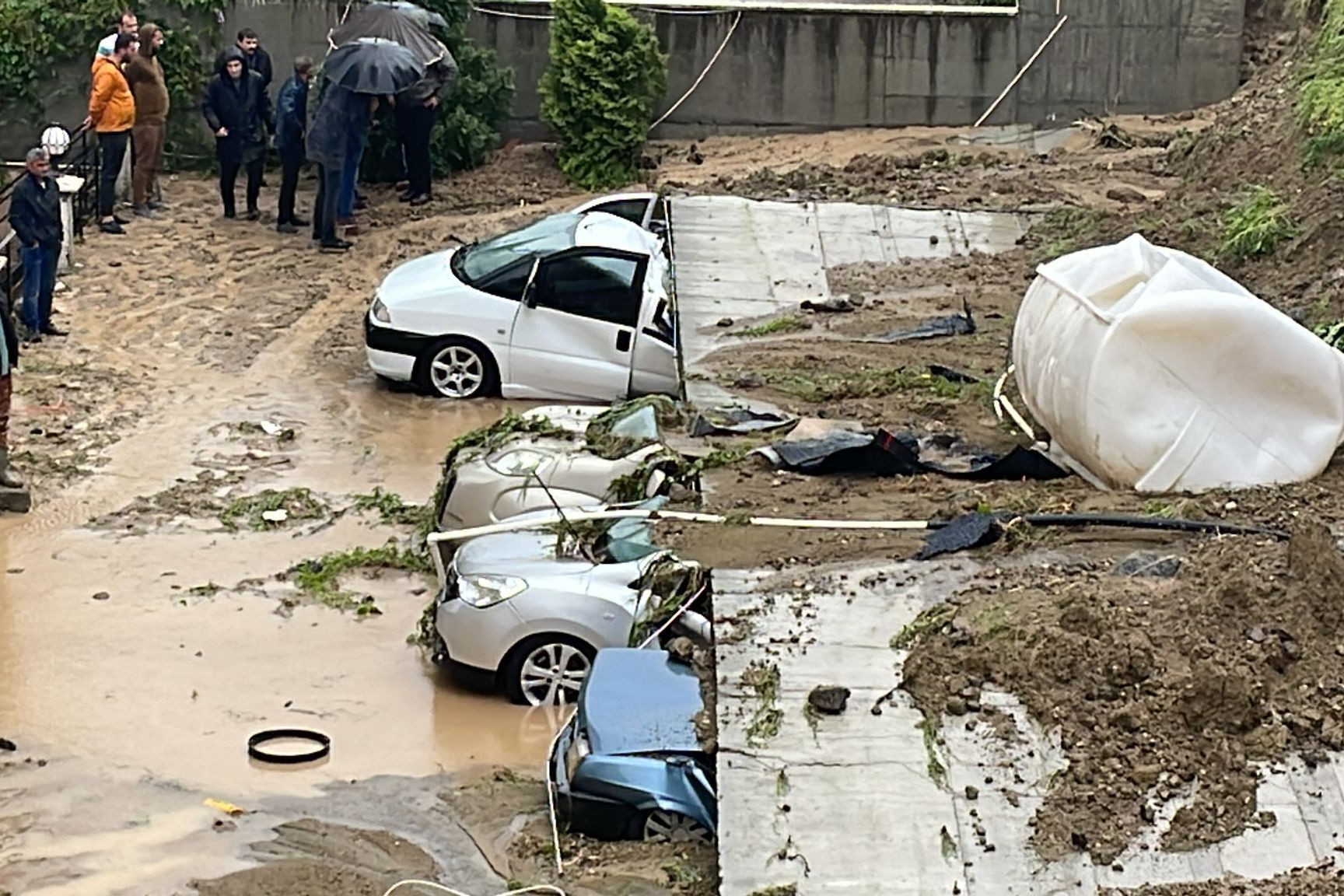 Samsun'da sağanakta istinat duvarı çöktüü