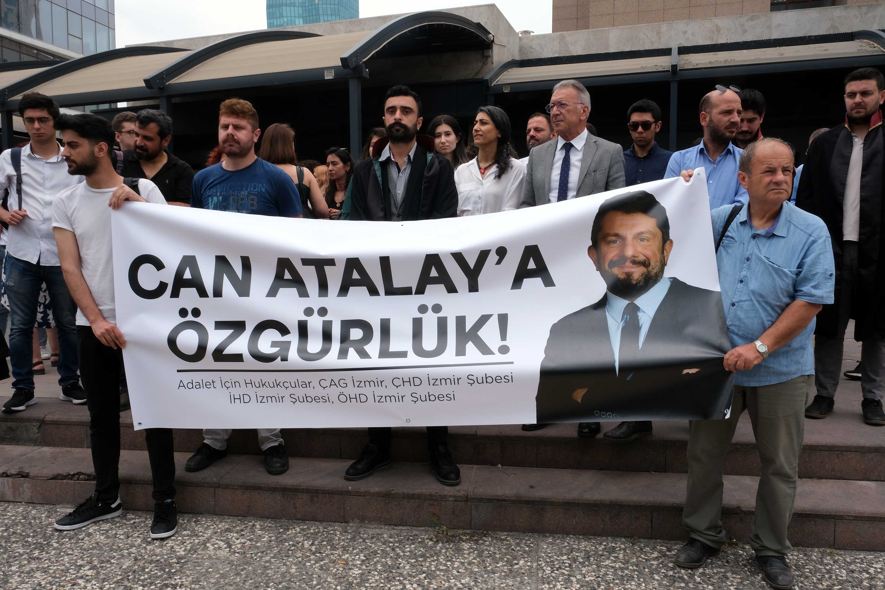 İzmir'de hukuk örgütleri tarafından Can Atalay için düzenlenen basın açıklaması