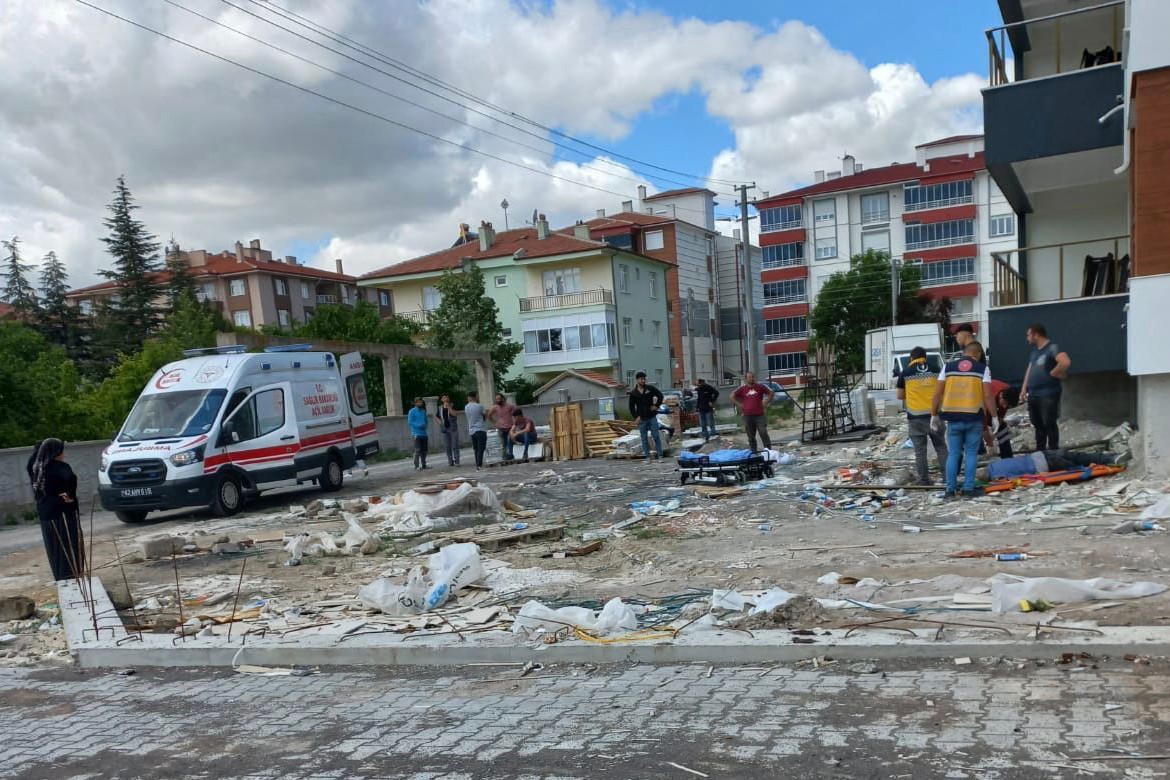 Konya'da inşaattan düşen işçi