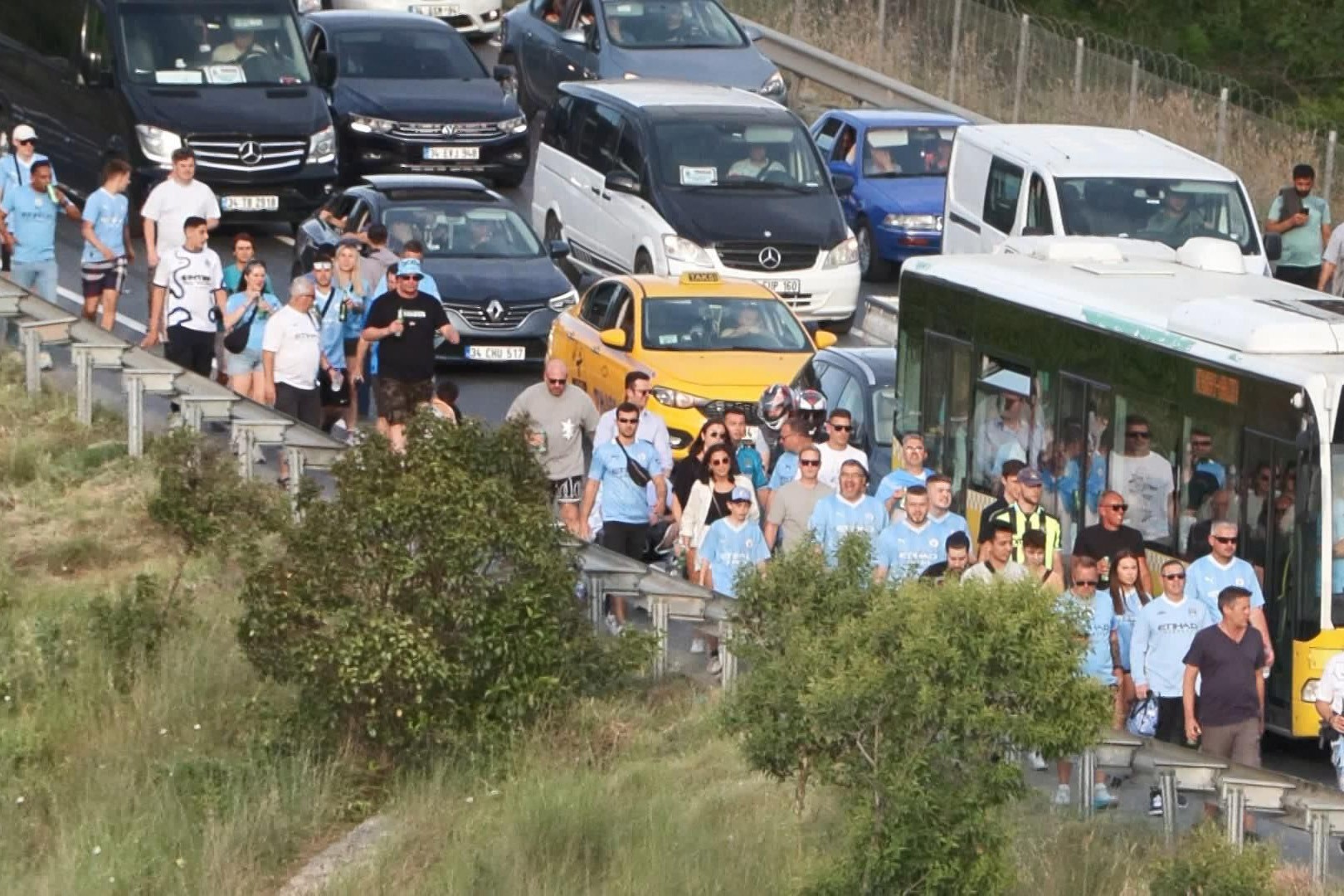 Atatürk Olimpiyat Stadı çevresinde trafik oluştu; yüzlerce taraftar stada yürüyerek gitti