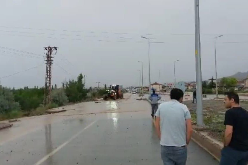 Kayseri- Niğde yolunda sel nedeniyle ulaşım durdu