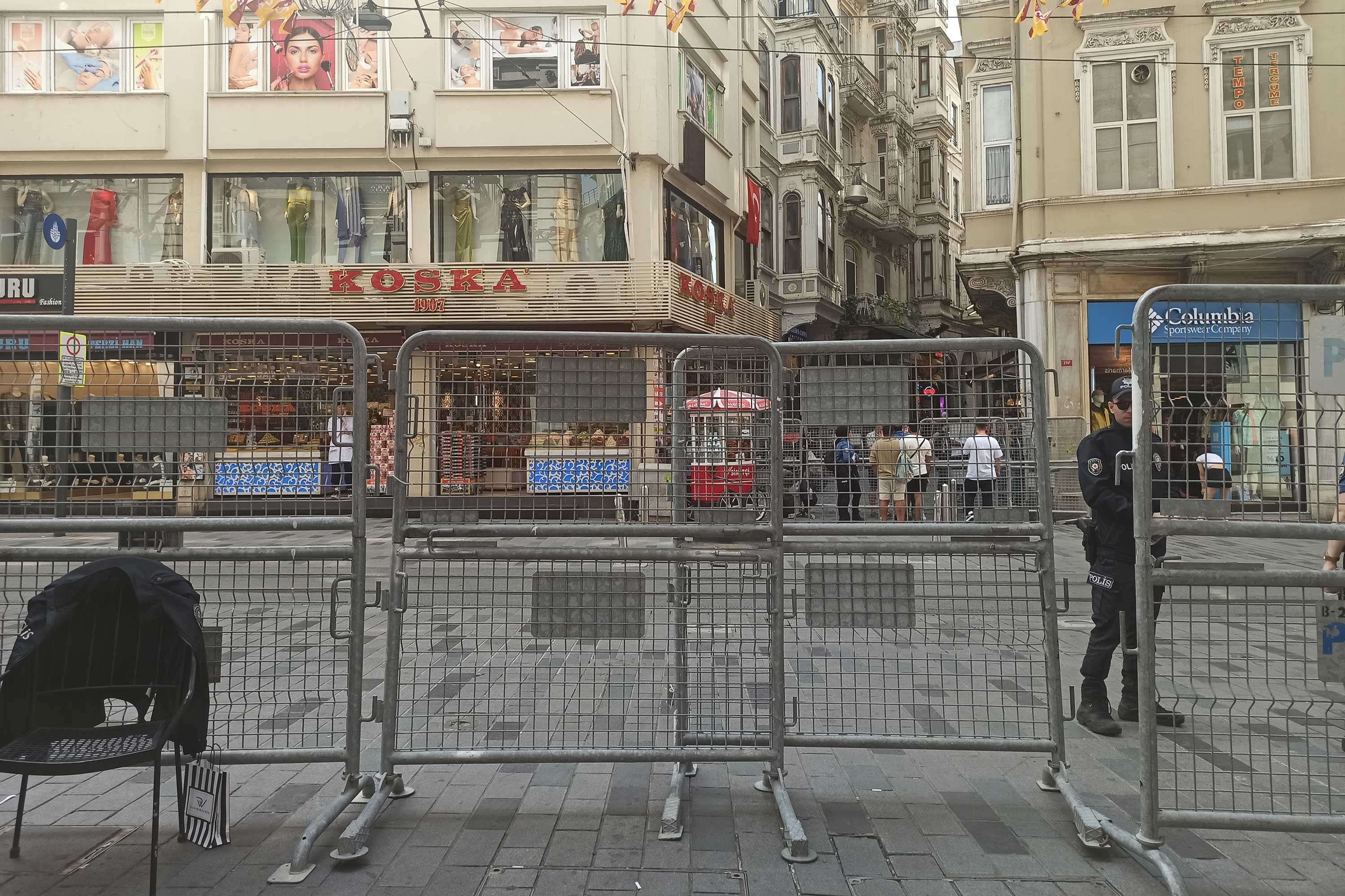 Trans Onur Yürüyüşü öncesi Taksim'e konulan polis bariyerleri