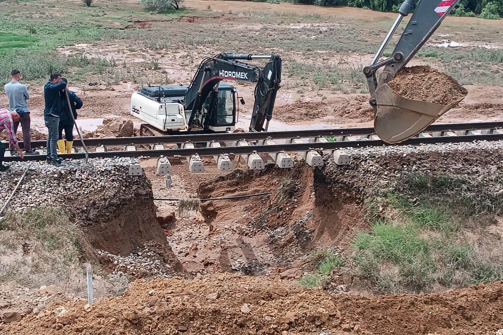 Kırıkkale sağanakta tren hattı hasar gördü