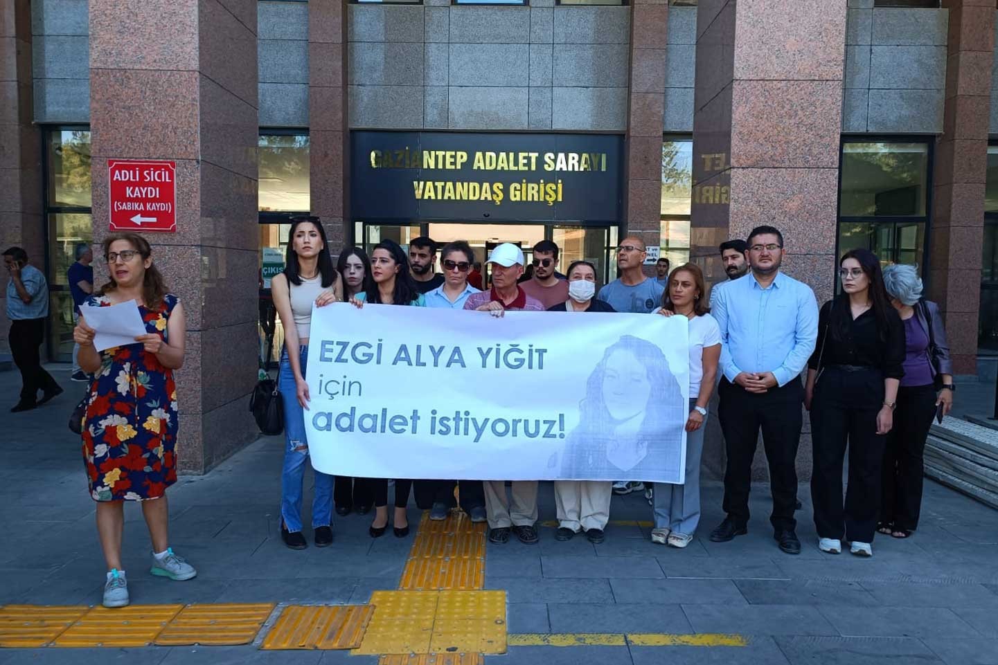 Ezgi Alya Yiğit davası öncesi Gaziantep Adliyesi önünde yapılan açıklama