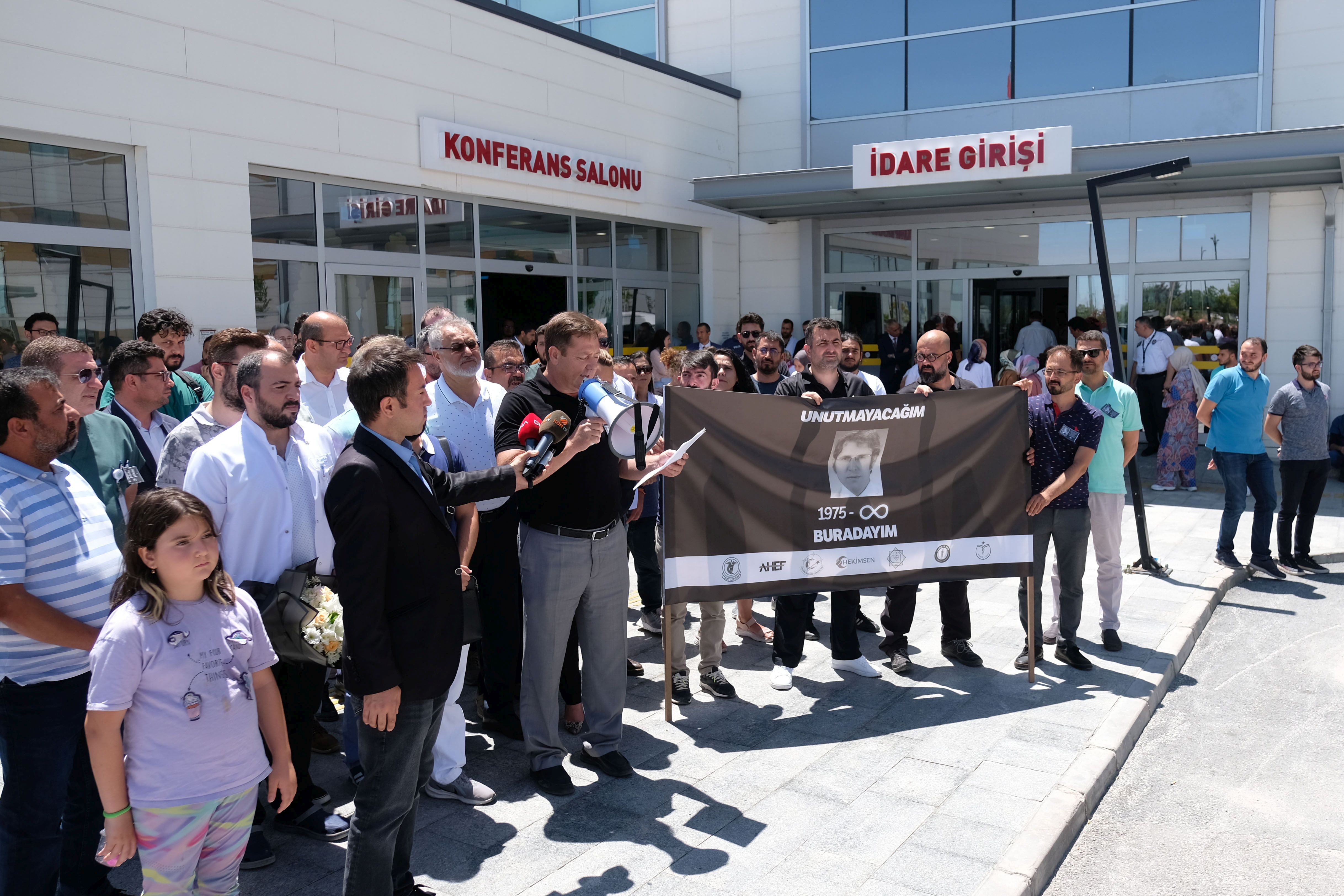 Dr. Ekrem Karakaya’nın öldürülmesini protesto eden sağlık emekçileri 